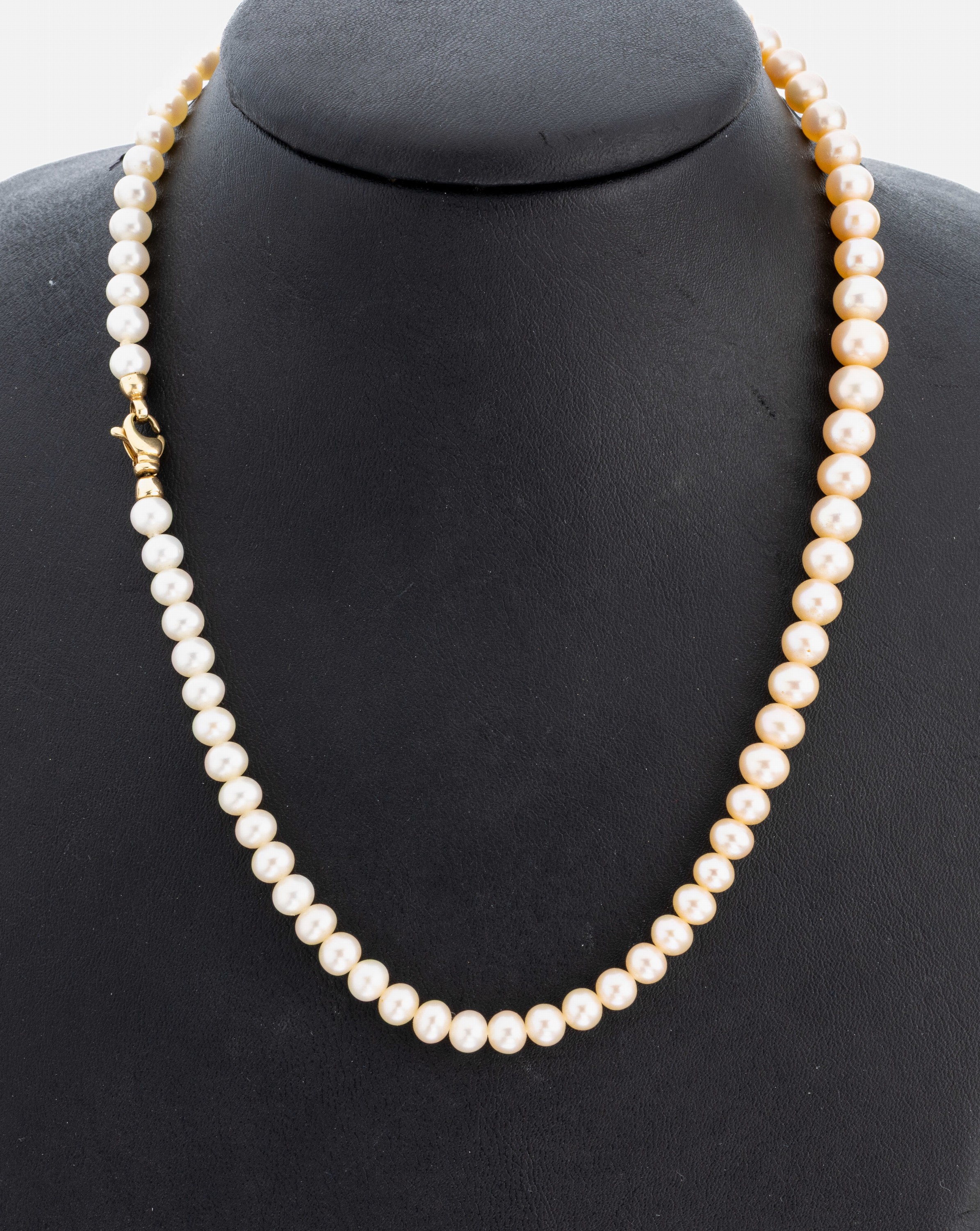 Zuchtperl-Collier mit 14 kt Gold Schließe, GG 585/000, im Verlauf l. unrunde Zuchtperlen,D. ca. 5.6-7.3 mm, L. ca. 42 cm