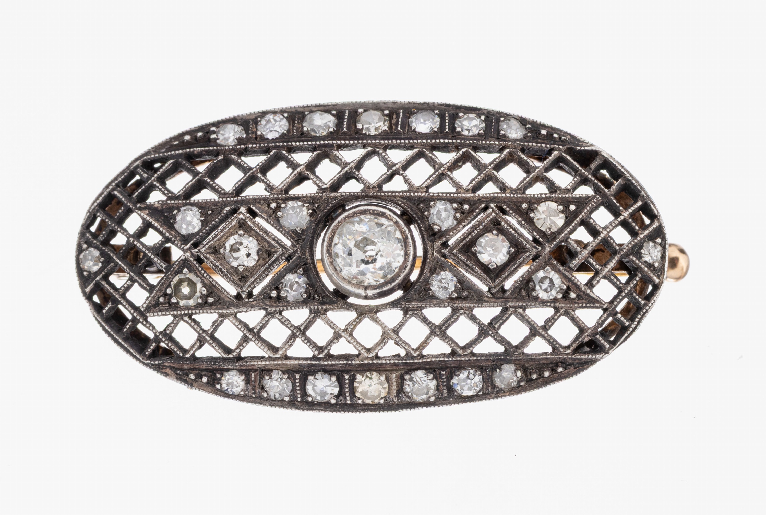 14 kt Gold Diamant-Brosche, um 1900, GG 585/000, schauseitig Silber, oval, durchbrochen gearbeitet, 27 Altschliffdiamanten und 8/8-Diamanten zus. ...