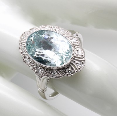 26979573b - Ring mit Brillanten und Aquamarin, WG 750/ 000, ovaler Aquamarin ca. 4.25 ct, 14 Brill. ...