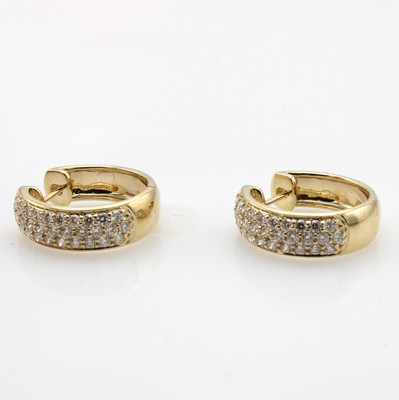 26979578a - Paar Klappcreolen mit Brillanten, GG 585/000, 62 Brill. zus. ca. 1.12 ct feines ...