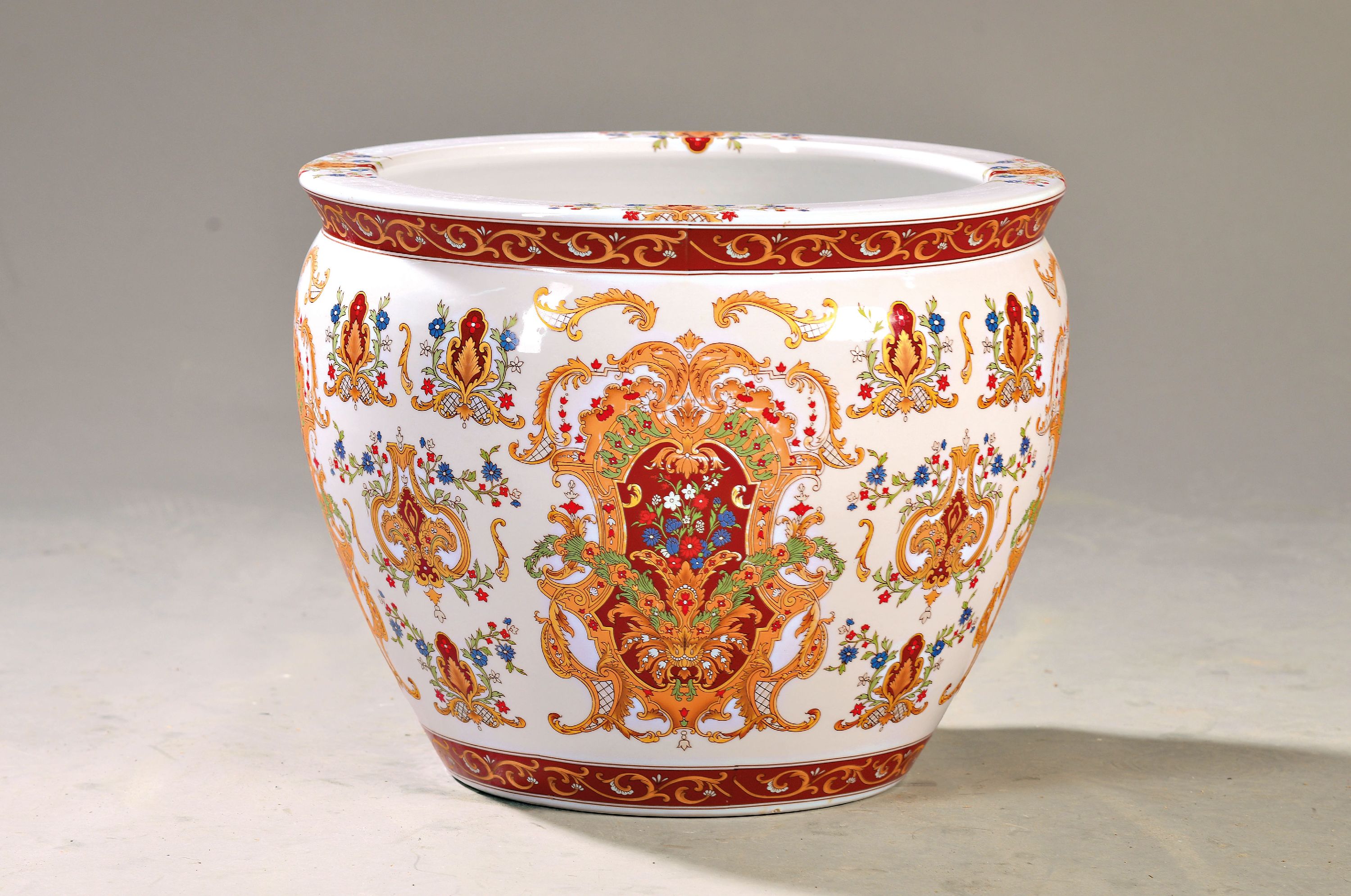Image 26979621 - Großer Blumenübertopf, China, 20. Jh., Porzellan, reicher bunter Dekor im Rokoko-Stil ...
