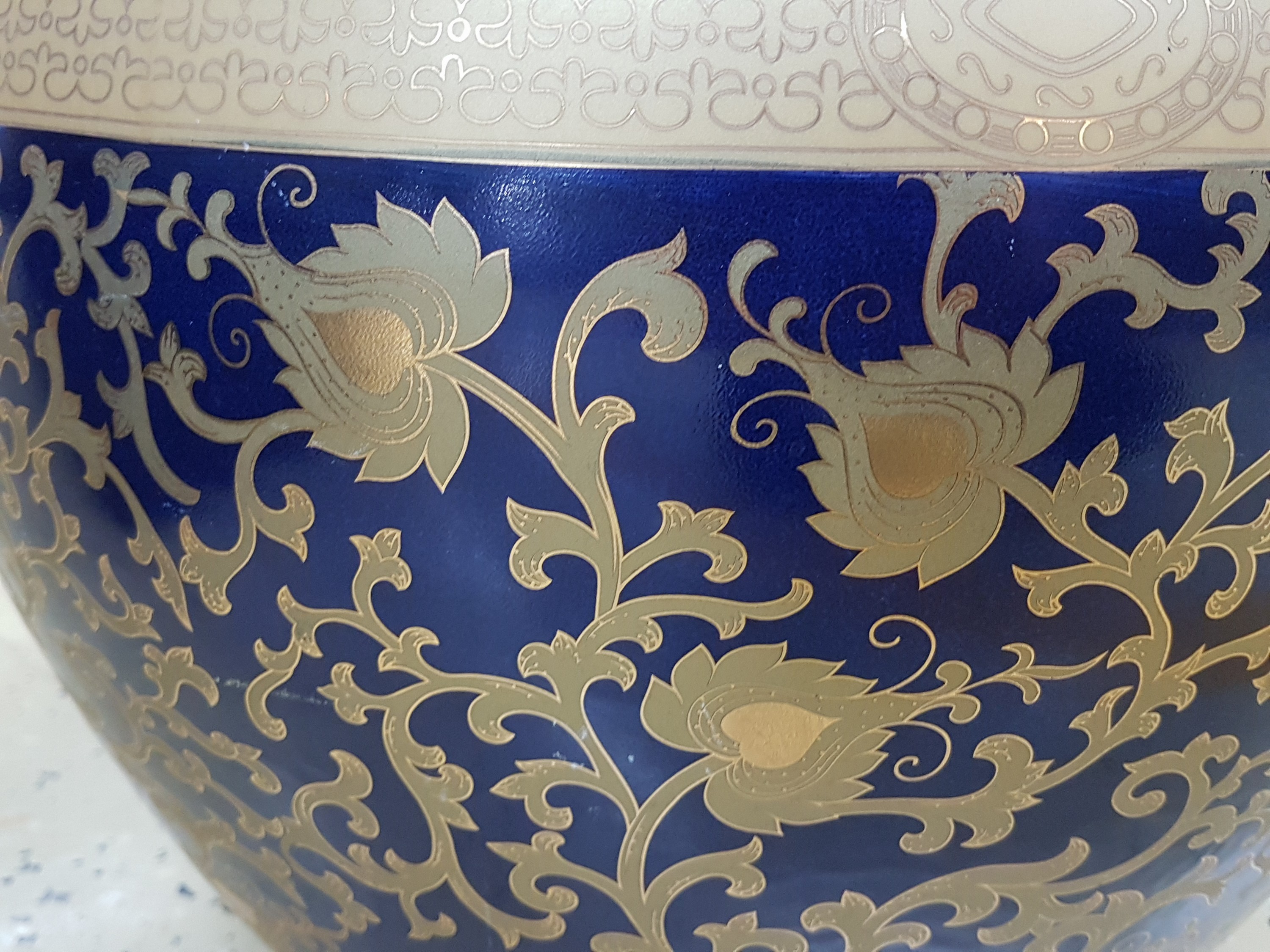 Detail d: Großer Blumenübertopf, China, 20. Jh., Porzellan, kobaltblau glasiert, reich matt- und glanzvergoldet, Dekor von Ranken und Blüten, H. ca. 34cm, ...