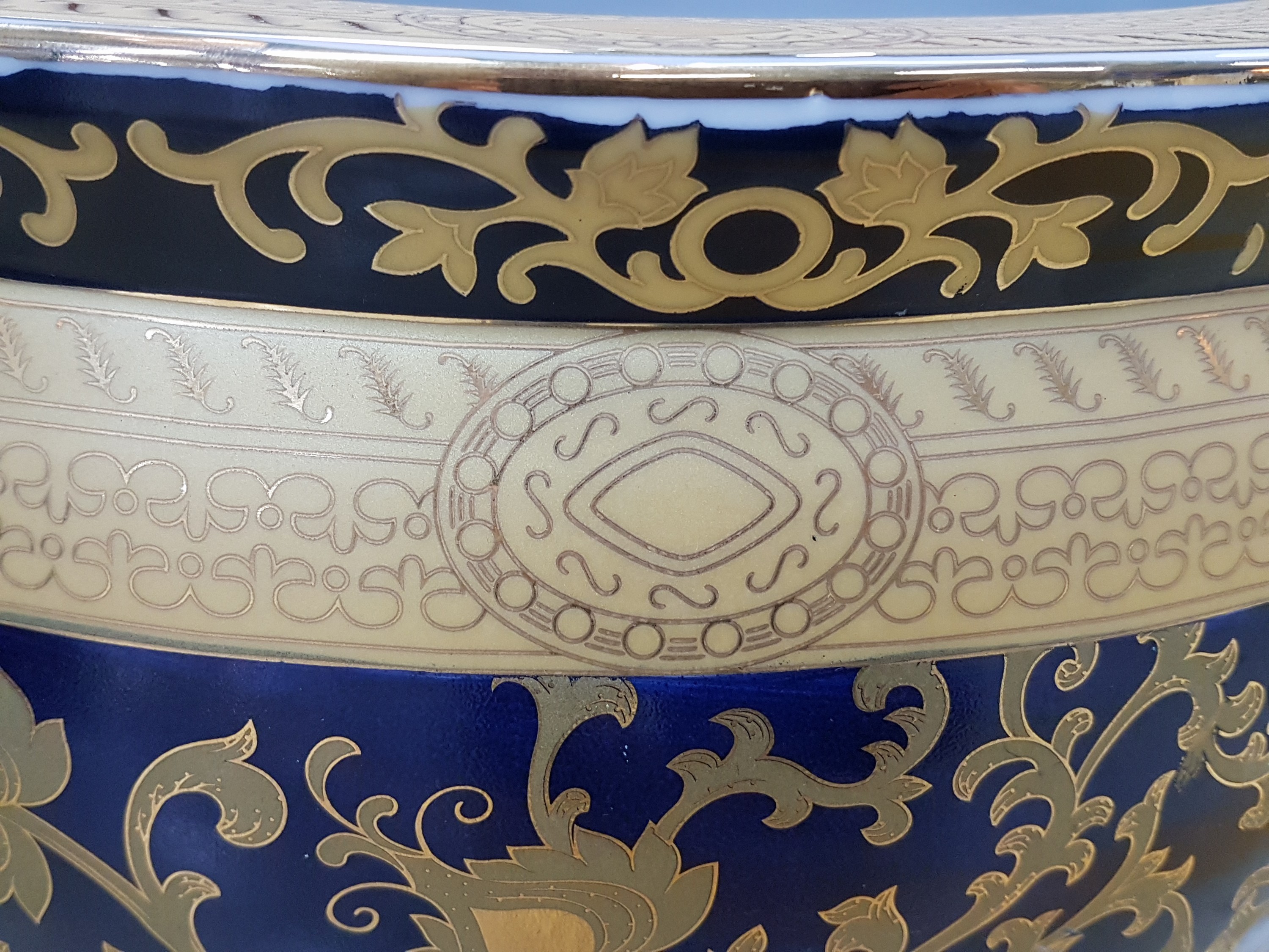 Detail e: Großer Blumenübertopf, China, 20. Jh., Porzellan, kobaltblau glasiert, reich matt- und glanzvergoldet, Dekor von Ranken und Blüten, H. ca. 34cm, ...