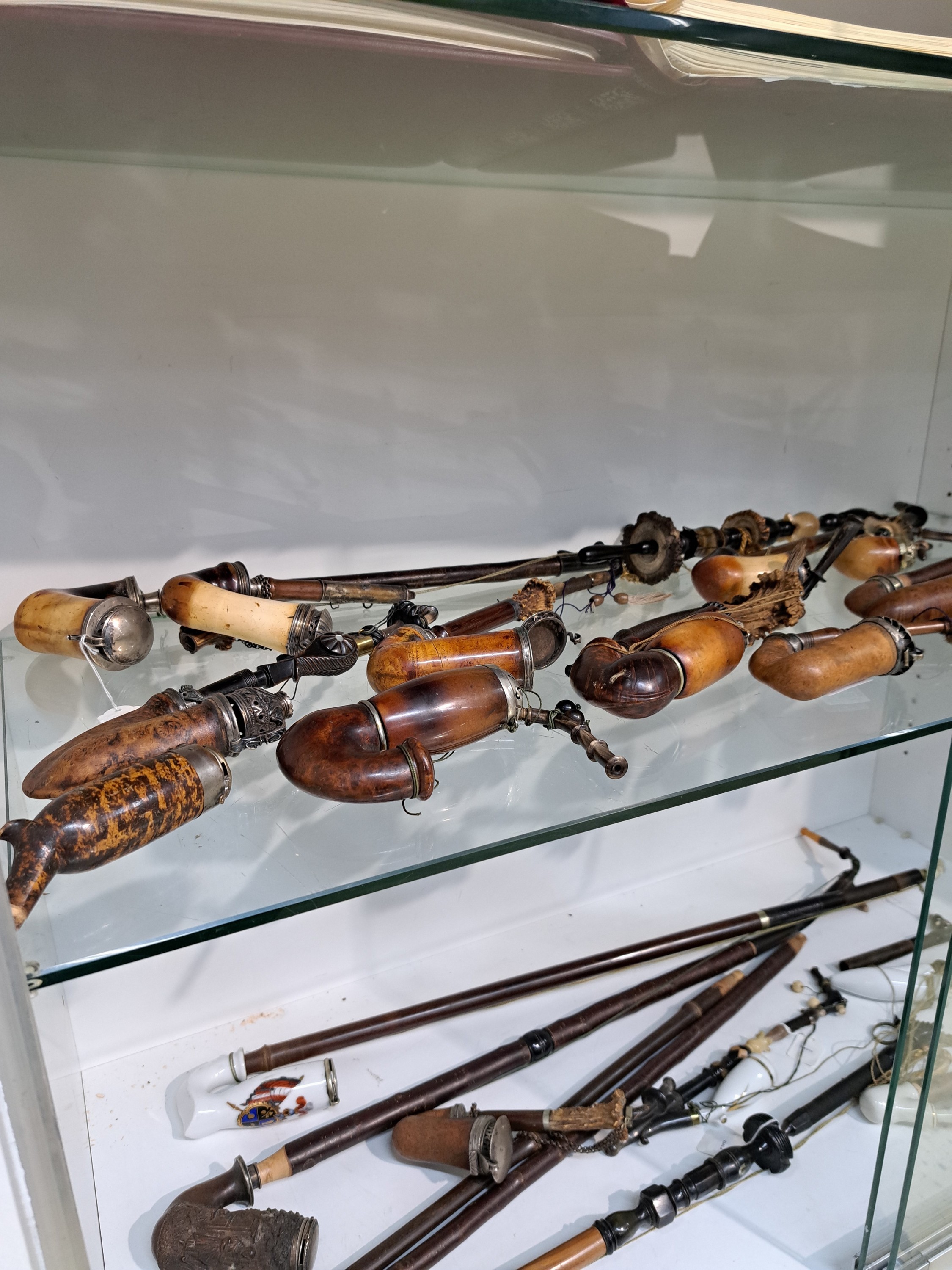 Detail a: Konvolut aus 19 Pfeifen/Pfeifenköpfe, überwiegend Österreich/Deutschland, 19.Jh., Holz, Meerschaum und Porzellan, überwiegend mit Silbermontur; 5 ...