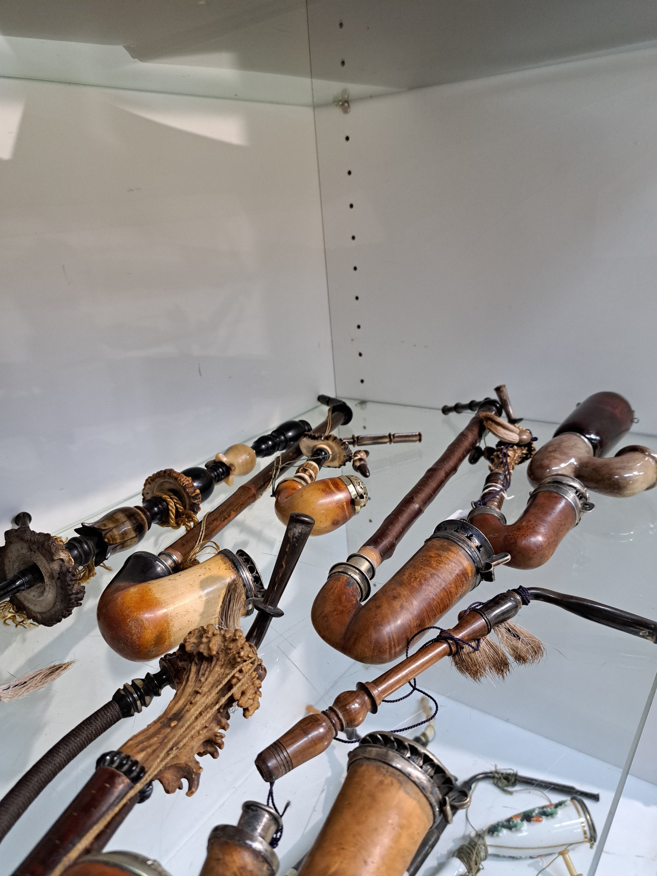 Detail d: Konvolut aus 19 Pfeifen/Pfeifenköpfe, überwiegend Österreich/Deutschland, 19.Jh., Holz, Meerschaum und Porzellan, überwiegend mit Silbermontur; 5 ...