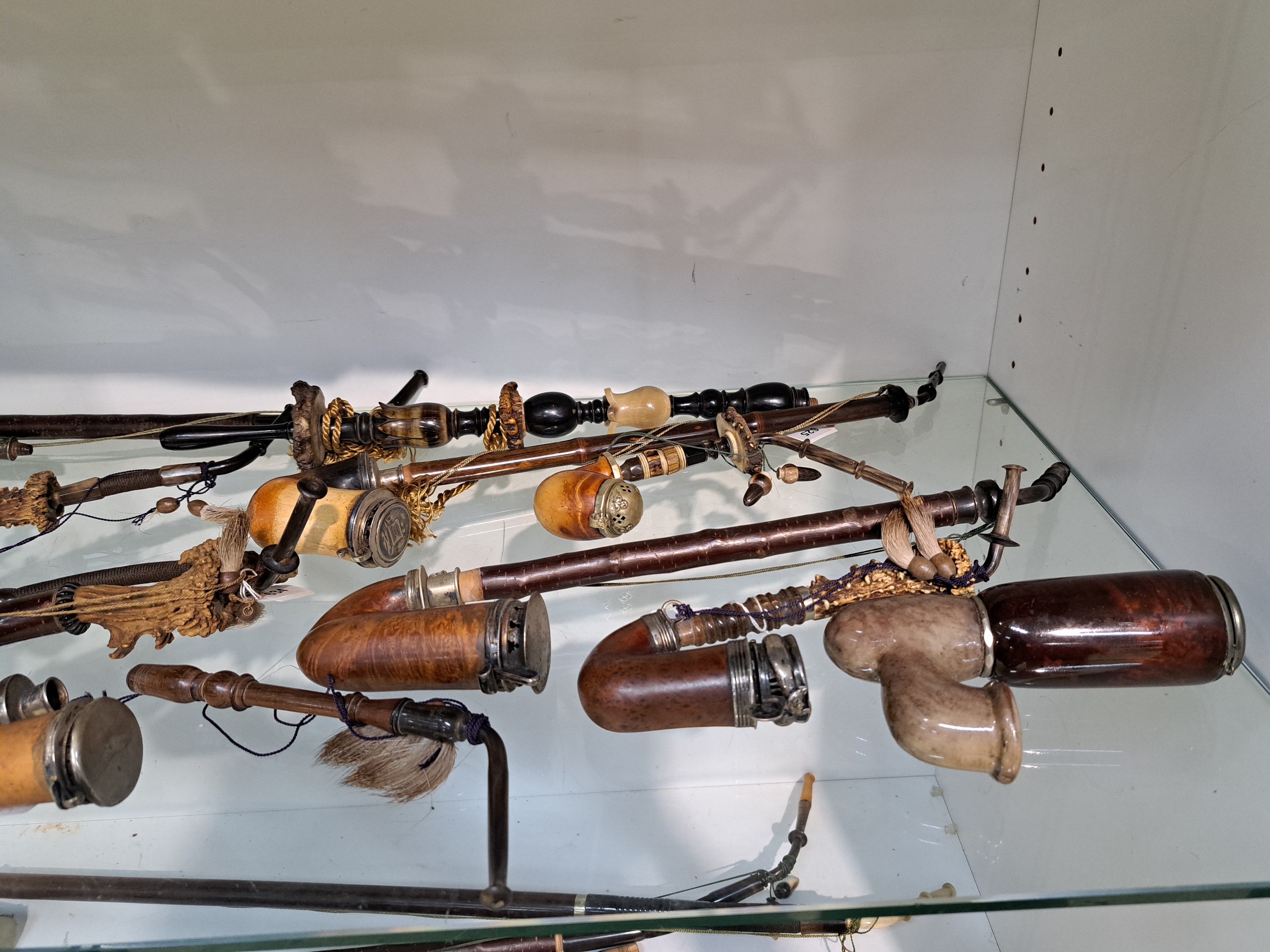 Detail f: Konvolut aus 19 Pfeifen/Pfeifenköpfe, überwiegend Österreich/Deutschland, 19.Jh., Holz, Meerschaum und Porzellan, überwiegend mit Silbermontur; 5 ...