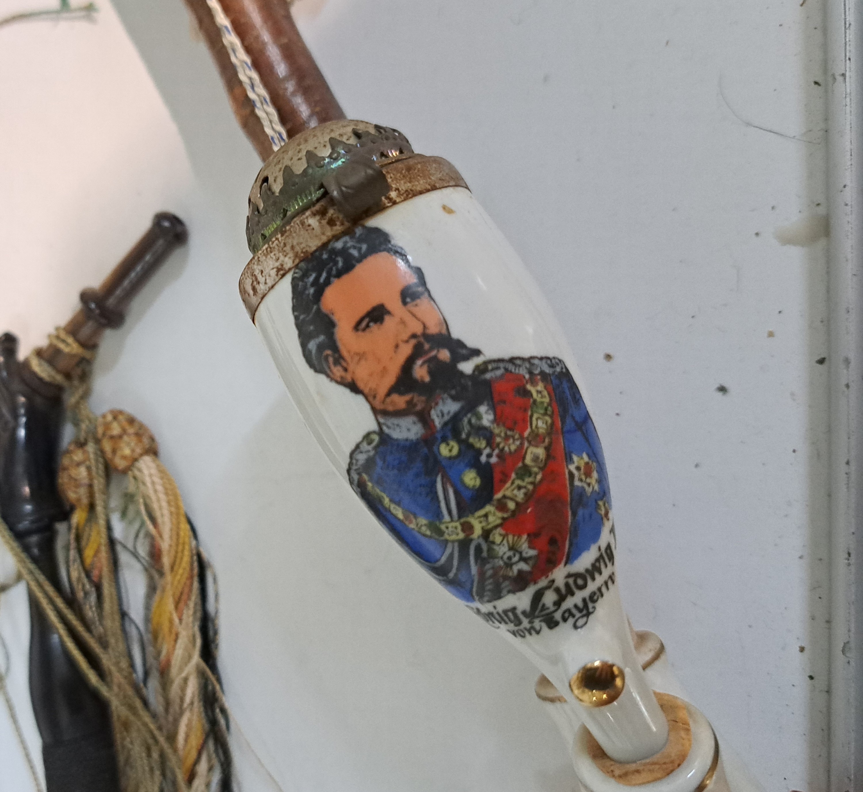 Detail h: Konvolut aus 19 Pfeifen/Pfeifenköpfe, überwiegend Österreich/Deutschland, 19.Jh., Holz, Meerschaum und Porzellan, überwiegend mit Silbermontur; 5 ...