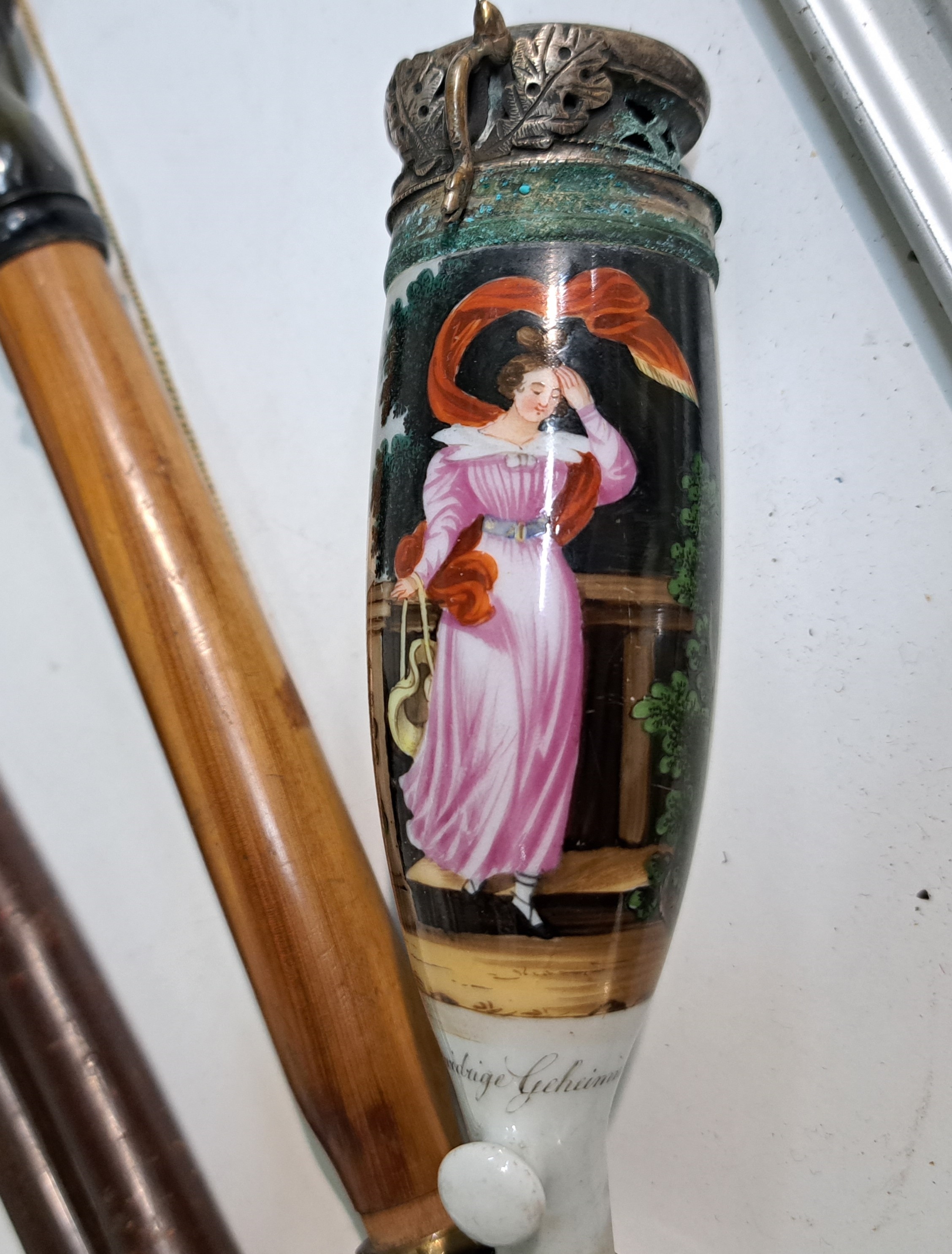 Detail j: Konvolut aus 19 Pfeifen/Pfeifenköpfe, überwiegend Österreich/Deutschland, 19.Jh., Holz, Meerschaum und Porzellan, überwiegend mit Silbermontur; 5 ...