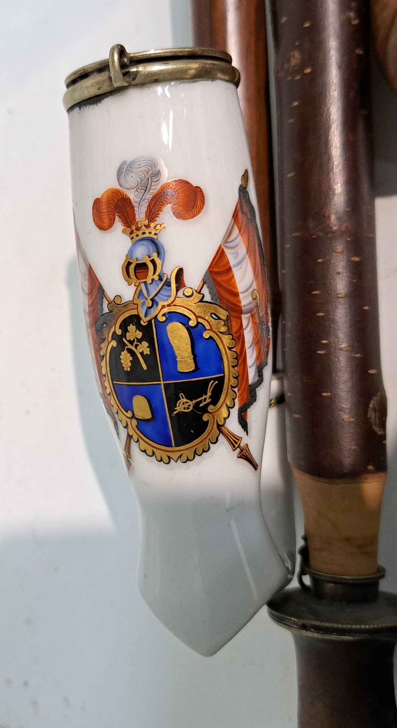 Detail k: Konvolut aus 19 Pfeifen/Pfeifenköpfe, überwiegend Österreich/Deutschland, 19.Jh., Holz, Meerschaum und Porzellan, überwiegend mit Silbermontur; 5 ...