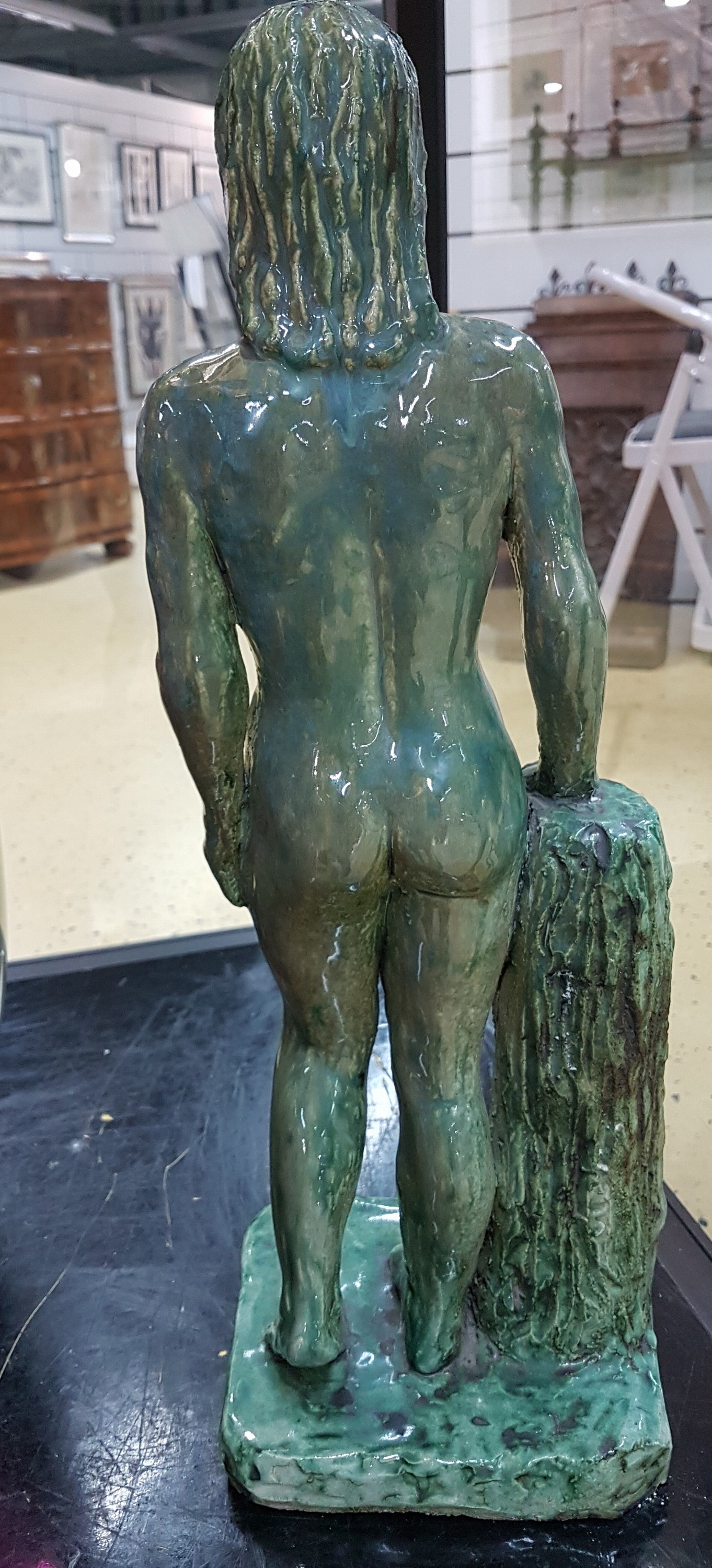 Detail d: Unbekannter Bildhauer des 20.Jh, Keramik, grün glasiert, stehender weiblicher Akt an einen Baumstamm gelehnt, rechteckige Plinthe, unsigniert, H. 50 ...