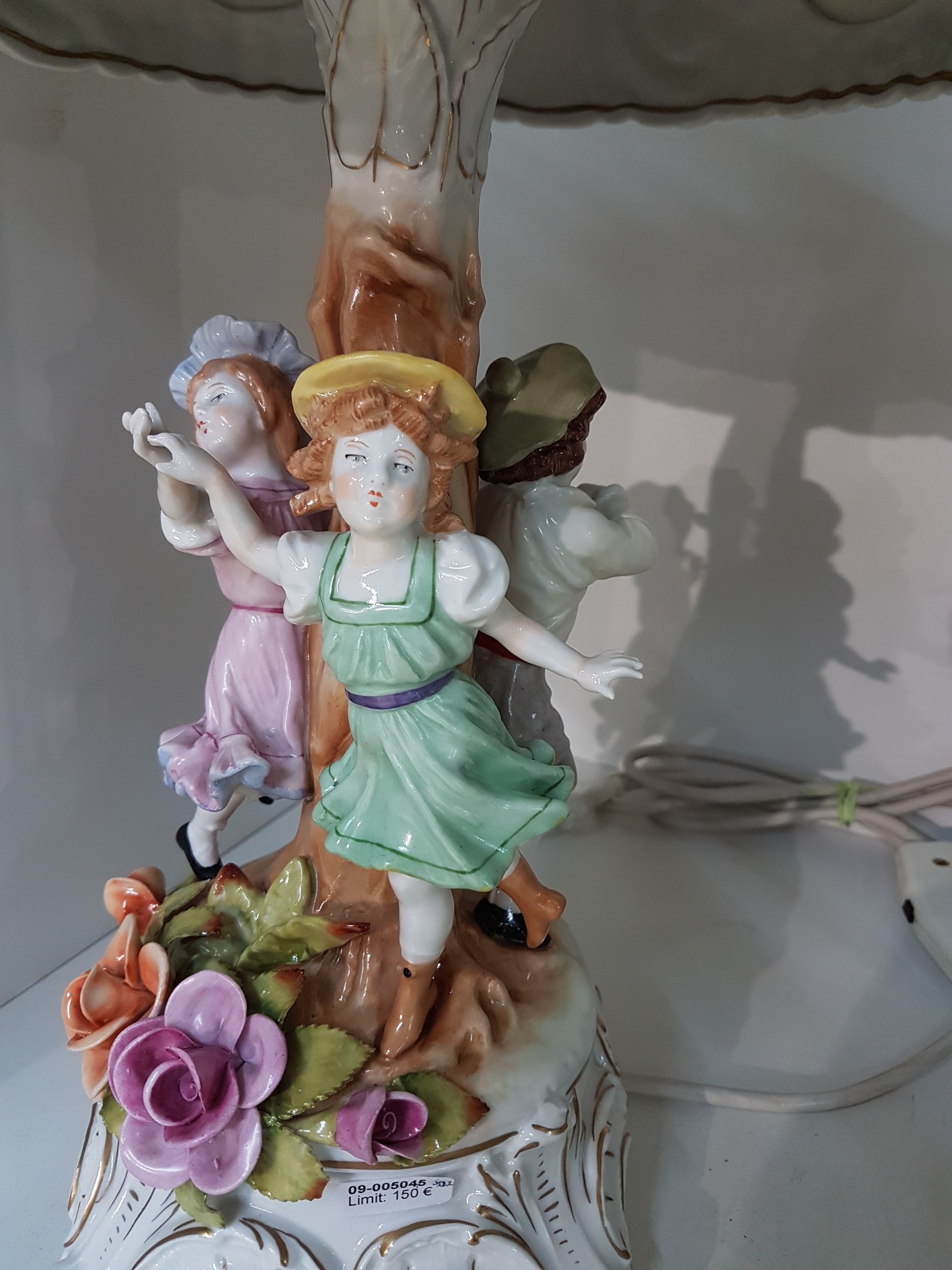 Detail b: Tischlampe, Plaue Thüringen, 20. Jh., Porzellan, reich appliziert mit drei Kinderfiguren und zahlreichen Blättern- und Blüten, Schirm mit ...