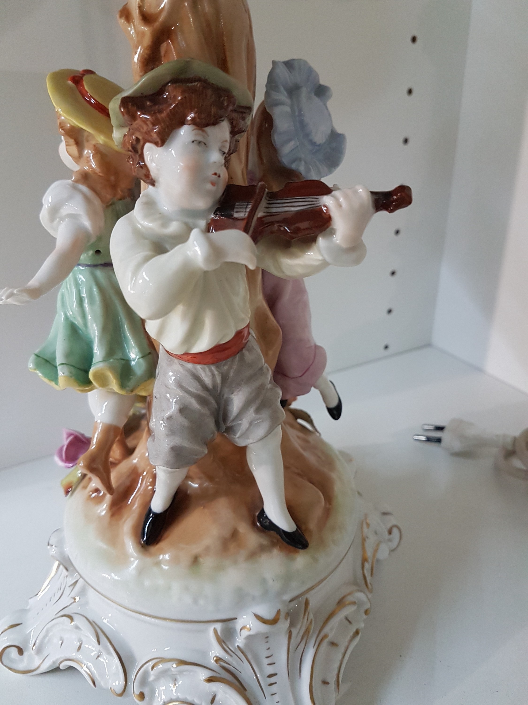 Detail d: Tischlampe, Plaue Thüringen, 20. Jh., Porzellan, reich appliziert mit drei Kinderfiguren und zahlreichen Blättern- und Blüten, Schirm mit ...