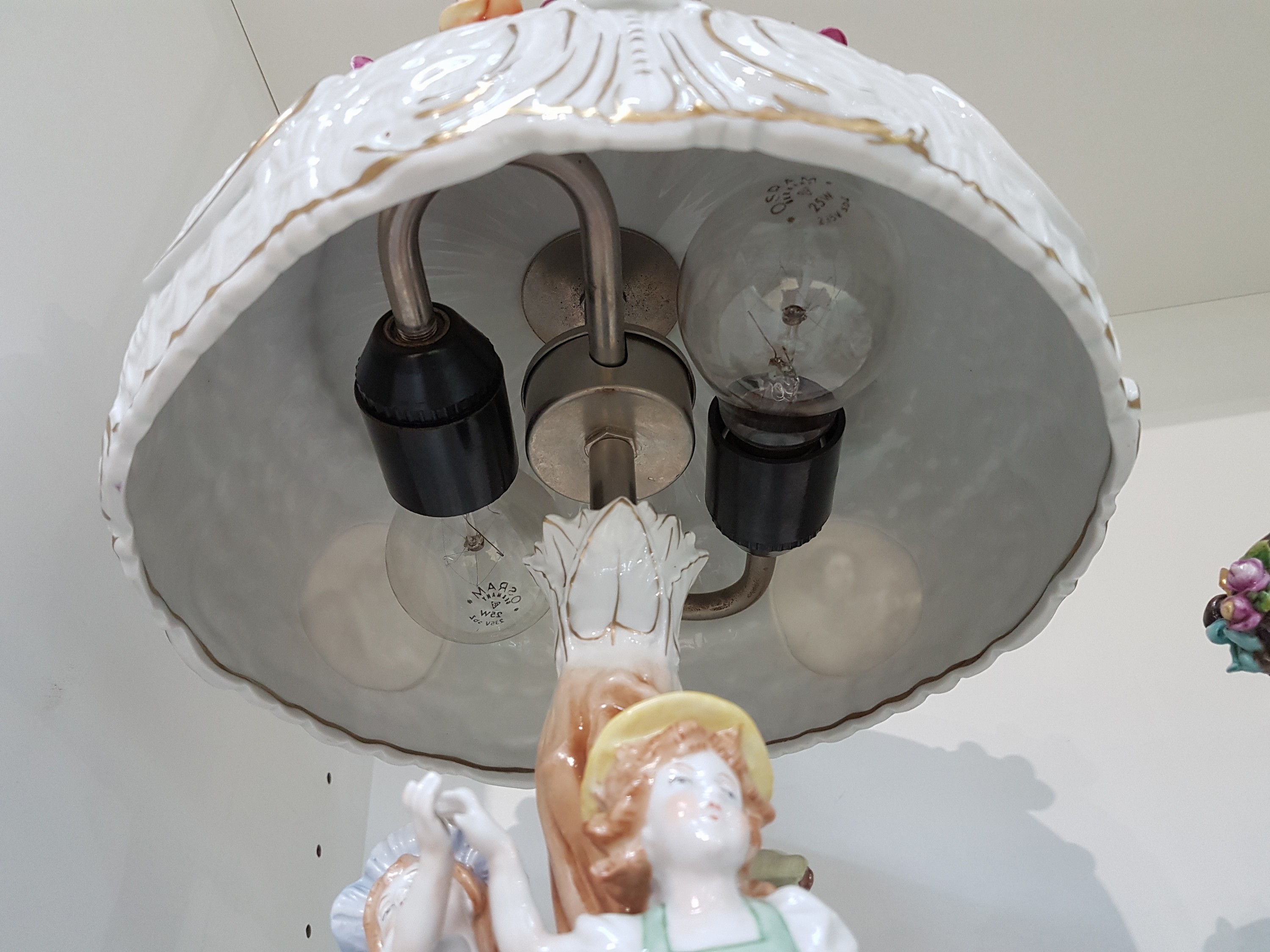 Detail k: Tischlampe, Plaue Thüringen, 20. Jh., Porzellan, reich appliziert mit drei Kinderfiguren und zahlreichen Blättern- und Blüten, Schirm mit ...