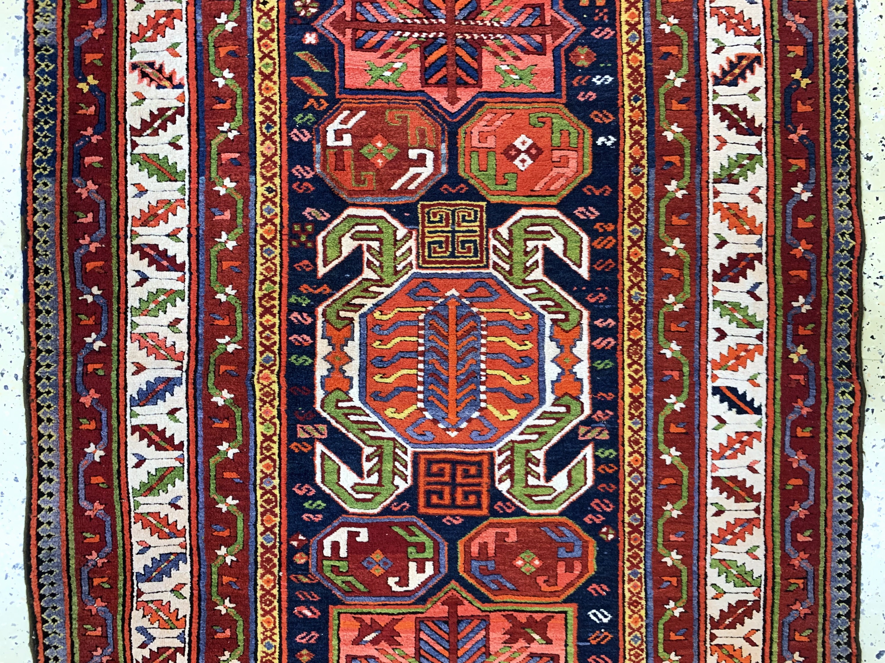 Detail c: Lenkoran Kazak antik, Kaukasus, um 1900, Wolle auf Wolle, ca. 302 x 125 cm, EHZ: 2, (restauriert)
