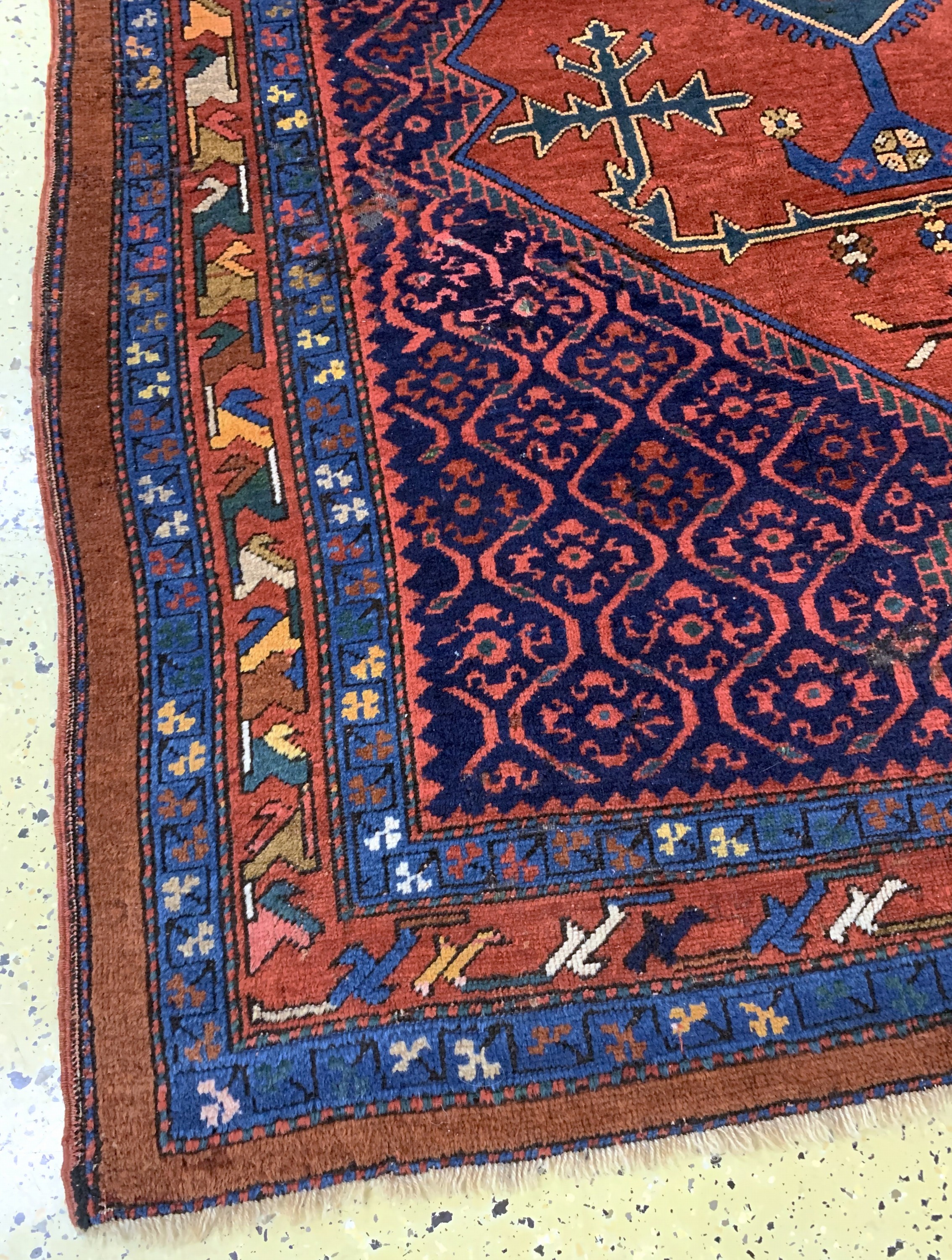 Detail b: Karabagh antik signiert, Kaukasus, 19.Jhd, Wolle auf Wolle, ca. 242 x 165 cm, Mottenfraß,EHZ: 3(restaurierungen).