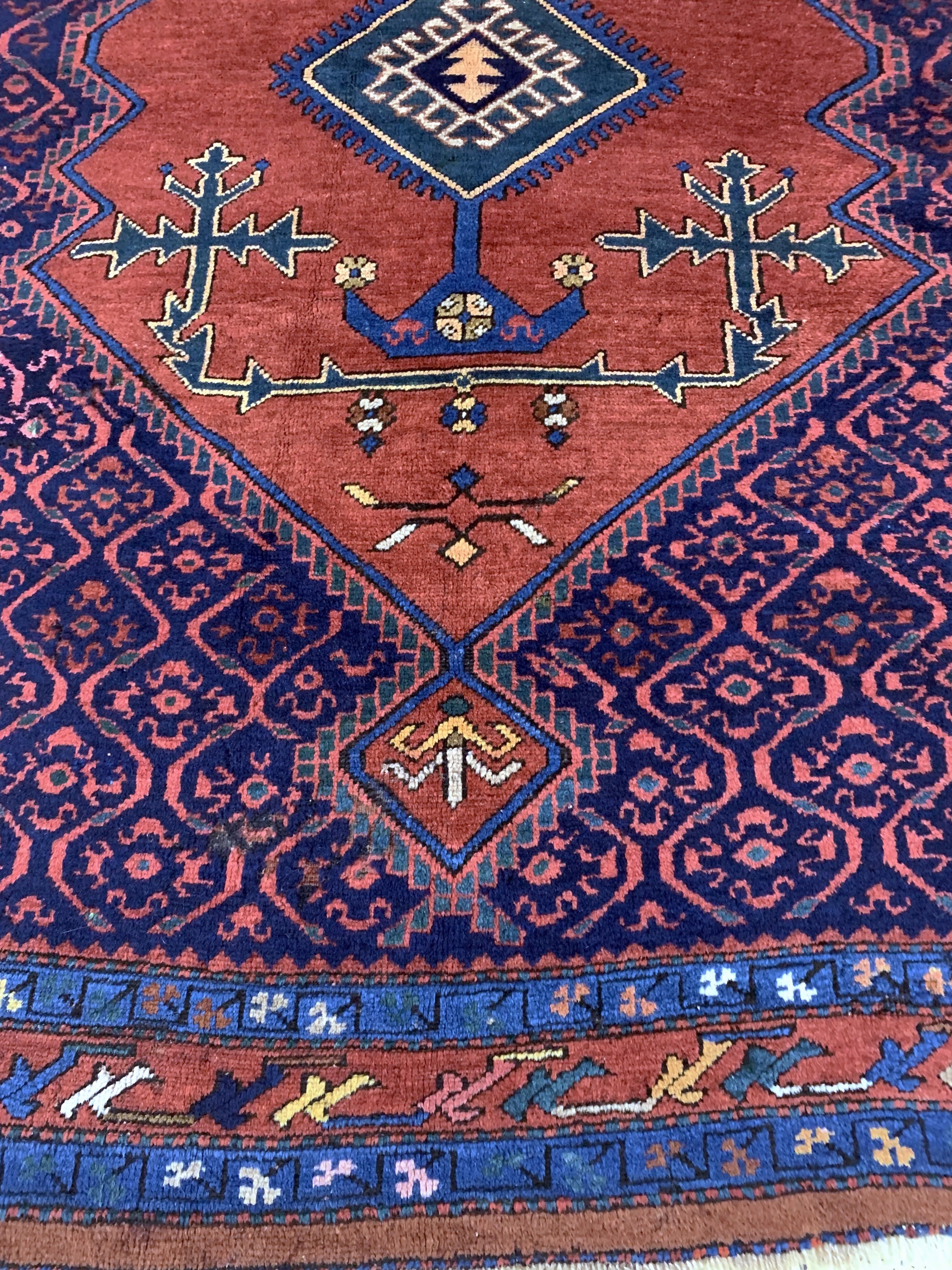 Detail c: Karabagh antik signiert, Kaukasus, 19.Jhd, Wolle auf Wolle, ca. 242 x 165 cm, Mottenfraß,EHZ: 3(restaurierungen).