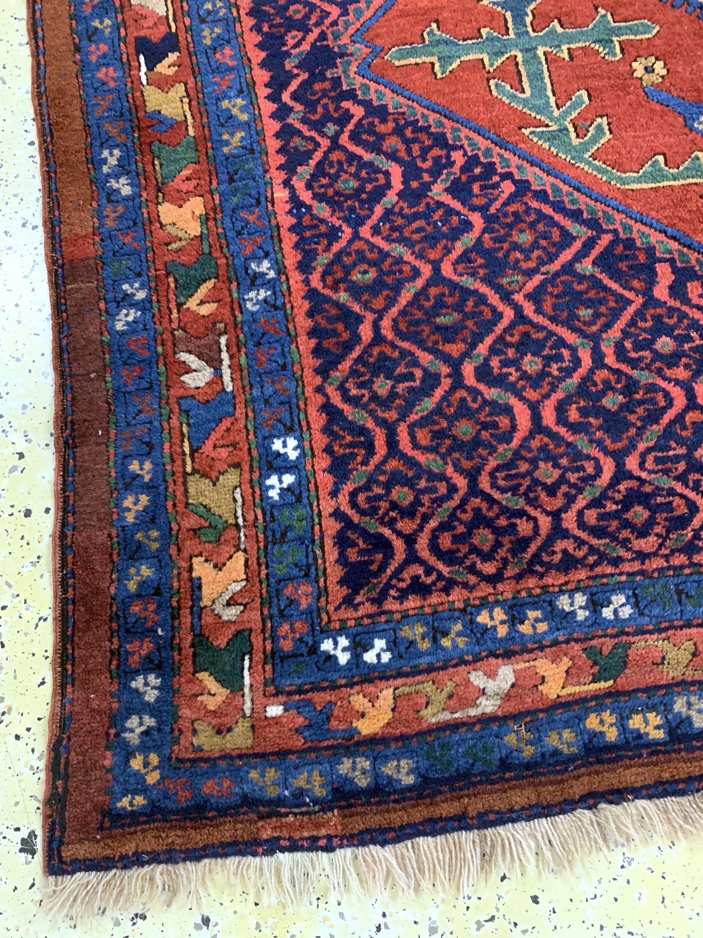 Detail e: Karabagh antik signiert, Kaukasus, 19.Jhd, Wolle auf Wolle, ca. 242 x 165 cm, Mottenfraß,EHZ: 3(restaurierungen).