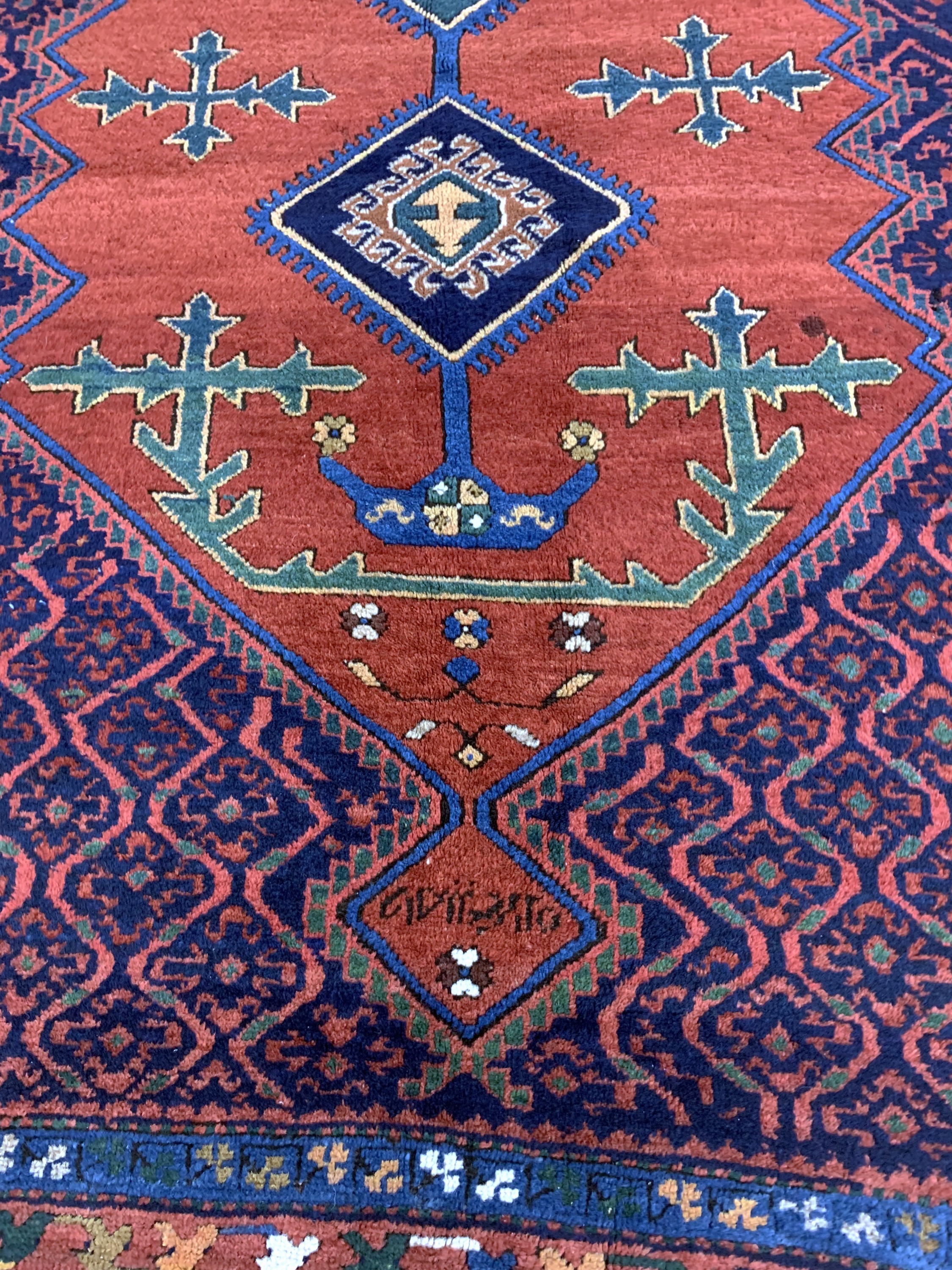 Detail f: Karabagh antik signiert, Kaukasus, 19.Jhd, Wolle auf Wolle, ca. 242 x 165 cm, Mottenfraß,EHZ: 3(restaurierungen).