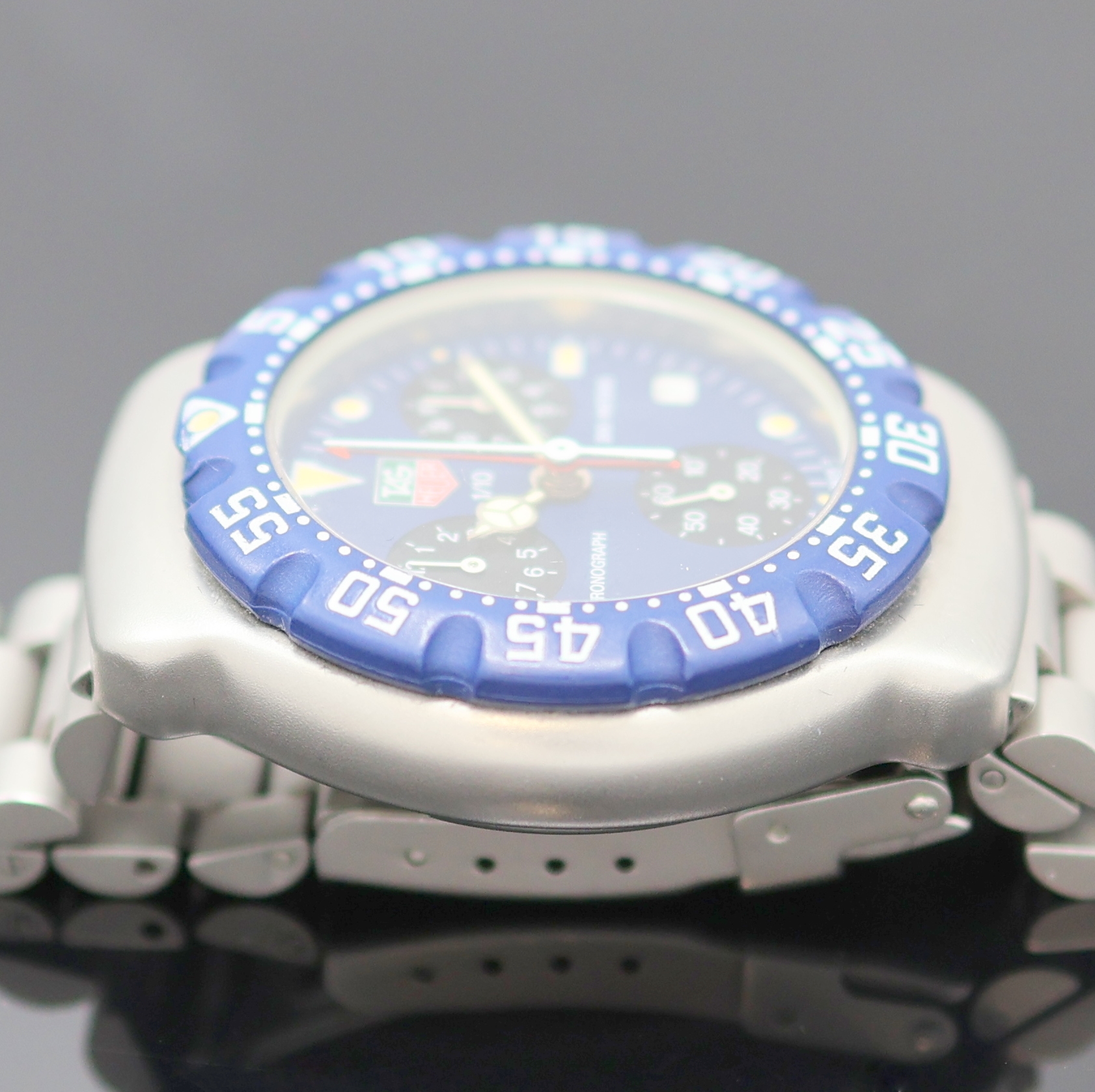 Detail e: TAG HEUER Formula 1 Herrenchronograph in Stahl Referenz 570.513T, Schweiz um 1995, quarz, Boden u. Krone verschr., orig. Gliederband m. Faltschl., ...