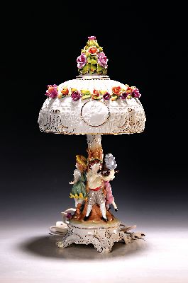 Image Tischlampe, Plaue Thüringen, 20. Jh., Porzellan, reich appliziert mit drei ...