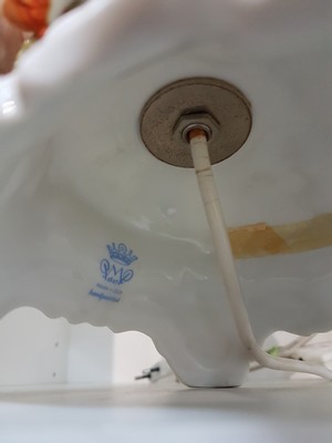 26979644j - Tischlampe, Plaue Thüringen, 20. Jh., Porzellan, reich appliziert mit drei ...