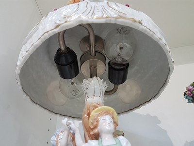 26979644k - Tischlampe, Plaue Thüringen, 20. Jh., Porzellan, reich appliziert mit drei ...