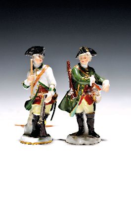 Image 26979671 - Zwei Porzellanminiaturen, Meissen, um 1860, Modellnr. 2265 Jäger mit Stab und ...
