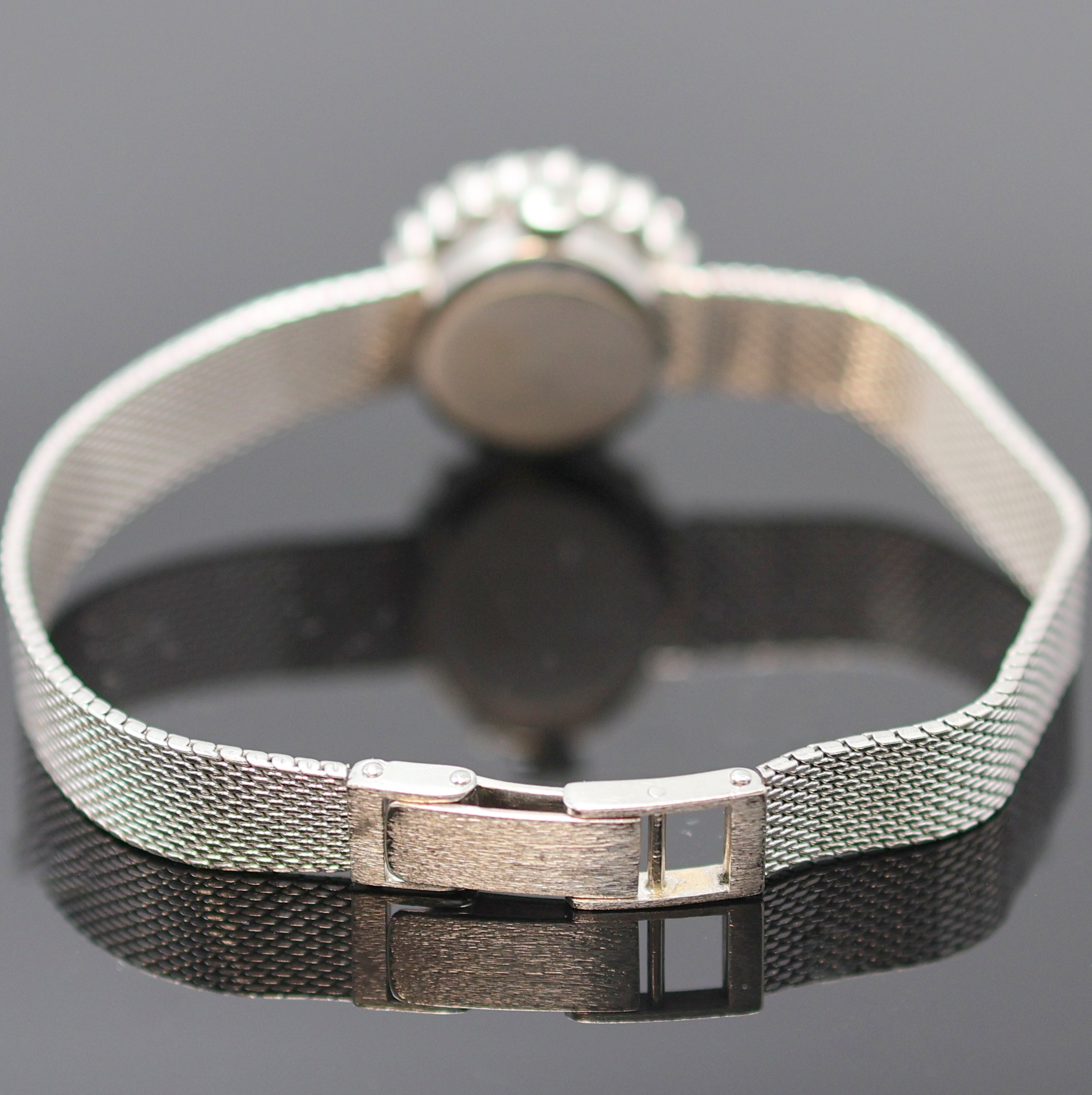 Detail b: DUGENA diamantbesetzte Damenarmbanduhr in WG 585/000, Deutschland/Schweiz um 1970, Handaufzug, 2-tlg. Geh., Boden aufgedr., anges. Milanaiseband in ...