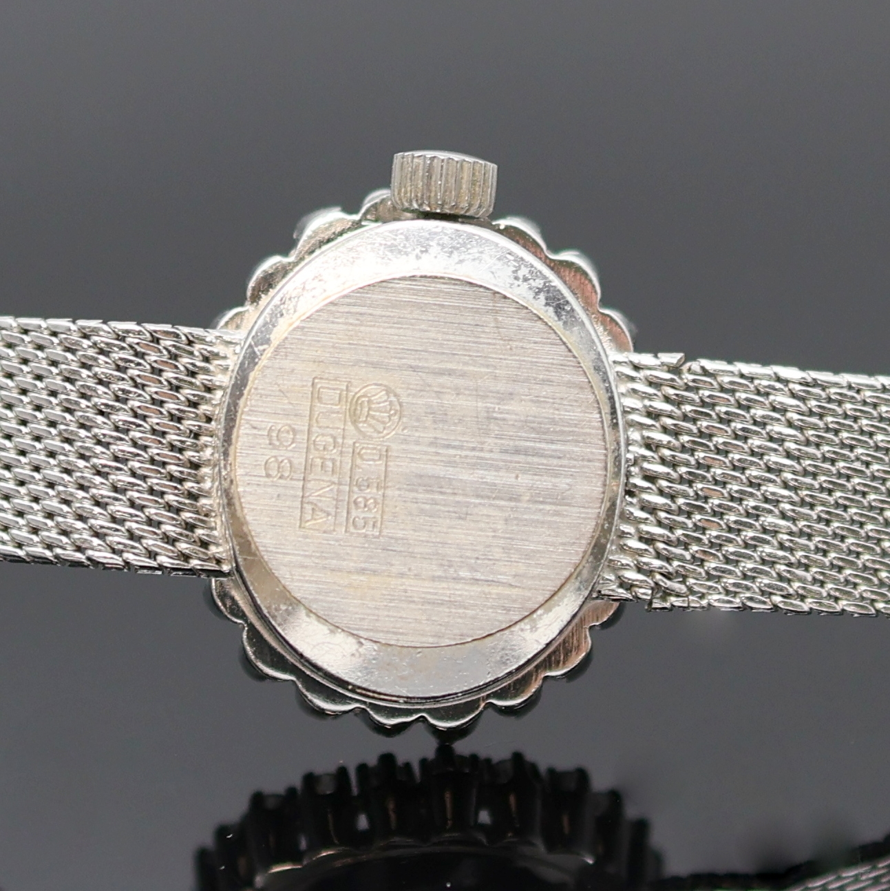 Detail c: DUGENA diamantbesetzte Damenarmbanduhr in WG 585/000, Deutschland/Schweiz um 1970, Handaufzug, 2-tlg. Geh., Boden aufgedr., anges. Milanaiseband in ...