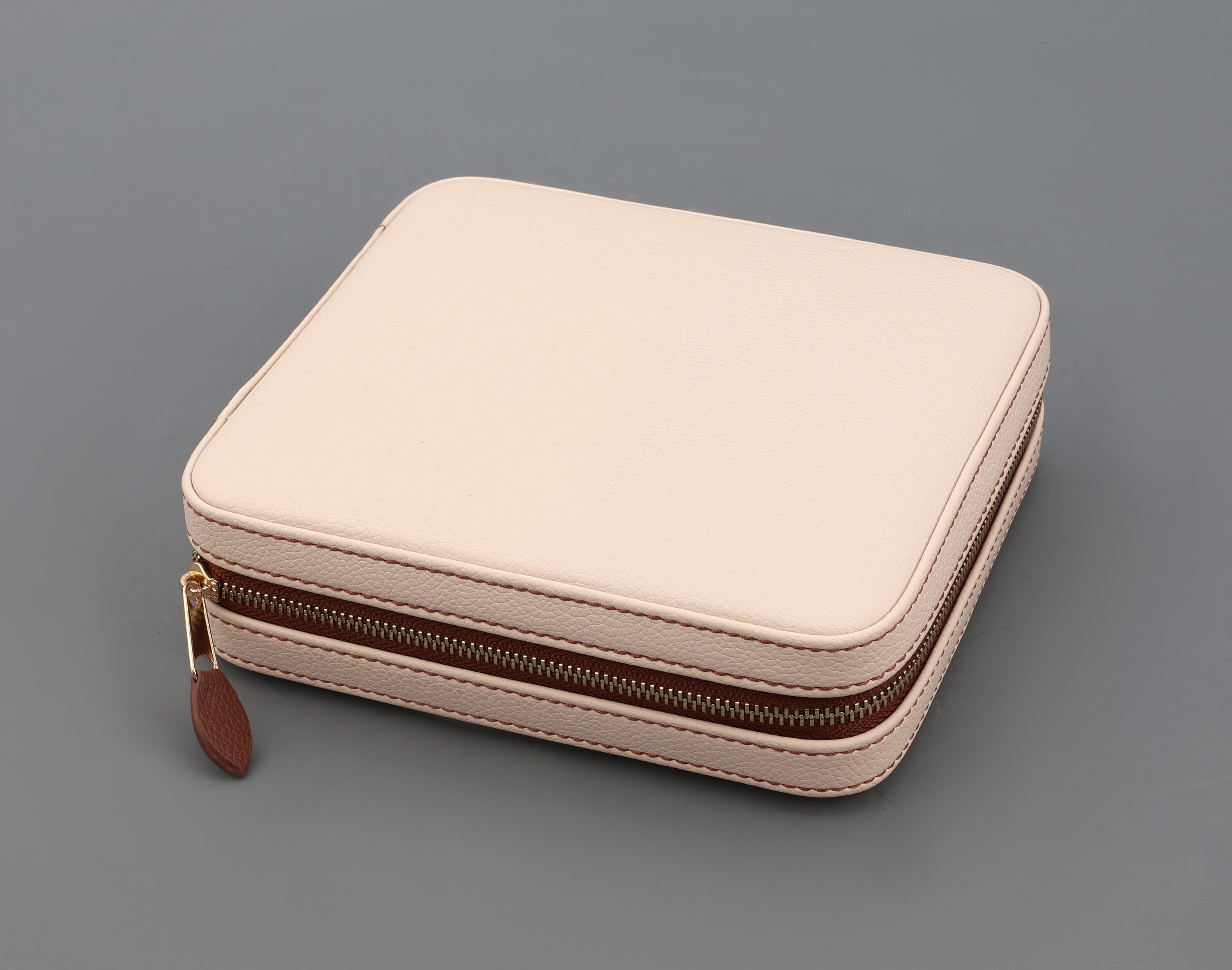 Detail b: Reiseetui für Schmuck und Uhren, elfenbeinfarb. Kunstleder, orangefarb. Inneneinrichtung, Rüschentasche mit Unterteilung, herausnehmbare ...