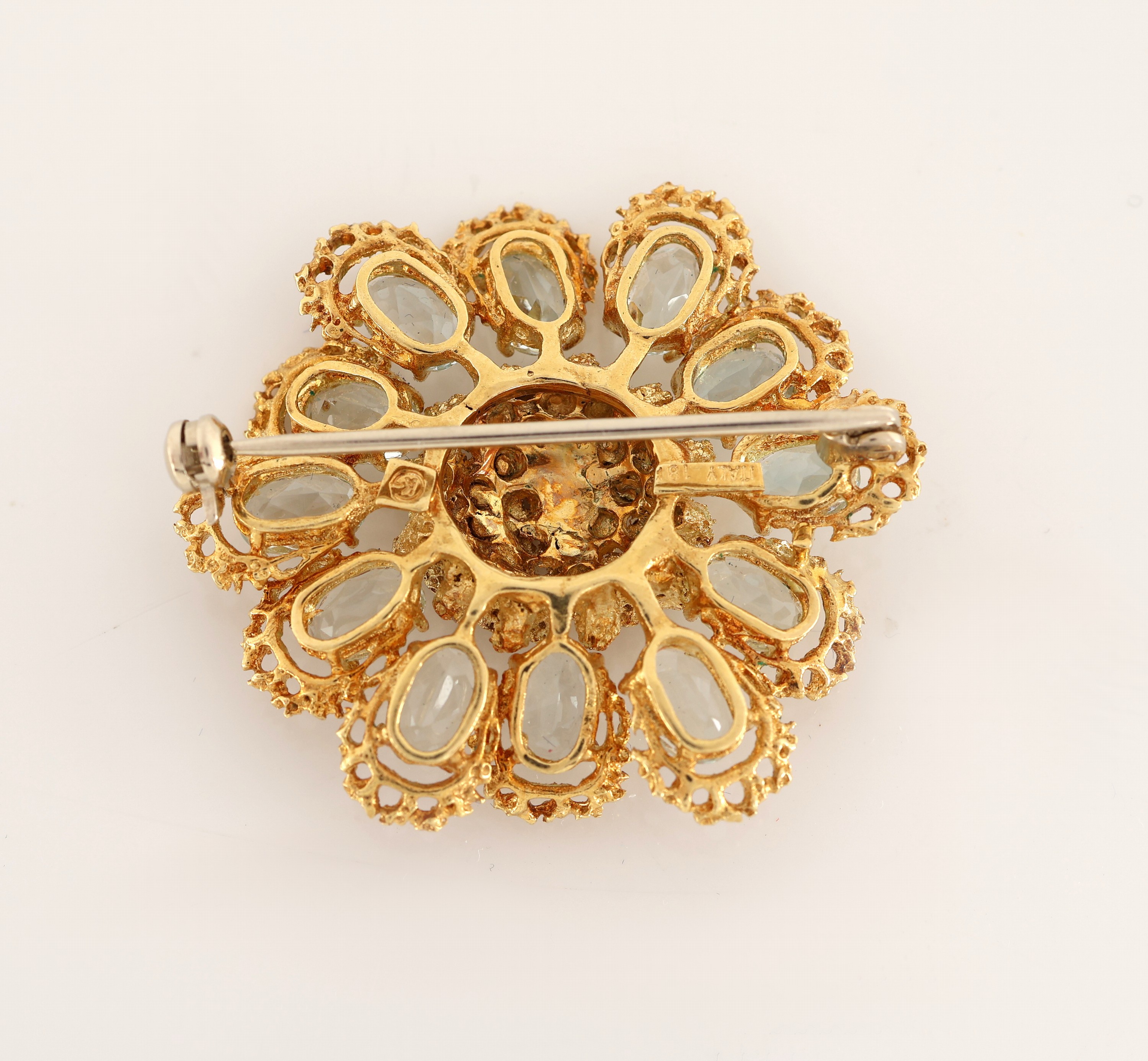 Detail a: 18 kt Gold Aquamarin-Brosche, GG 750/000, außergewöhnliche Gestaltung, abstrakte Blüte, 12 ovalfacett. Aquamarine zus. ca. 6.30 ct, ca. 3.6 x 3.5 ...