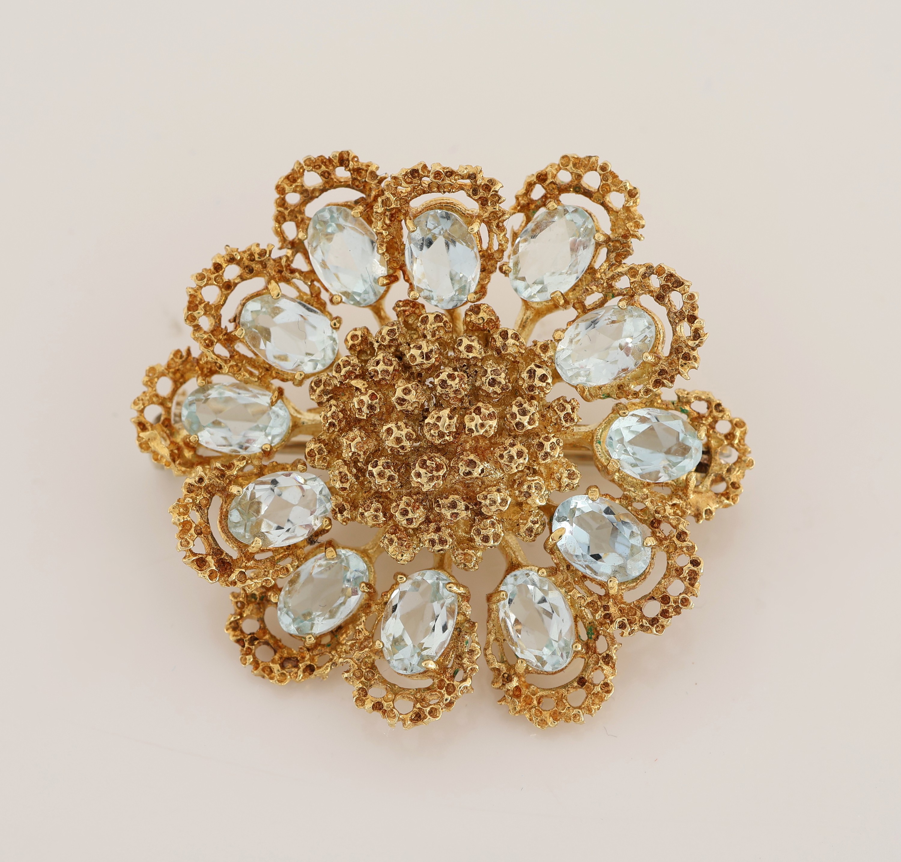 Detail b: 18 kt Gold Aquamarin-Brosche, GG 750/000, außergewöhnliche Gestaltung, abstrakte Blüte, 12 ovalfacett. Aquamarine zus. ca. 6.30 ct, ca. 3.6 x 3.5 ...