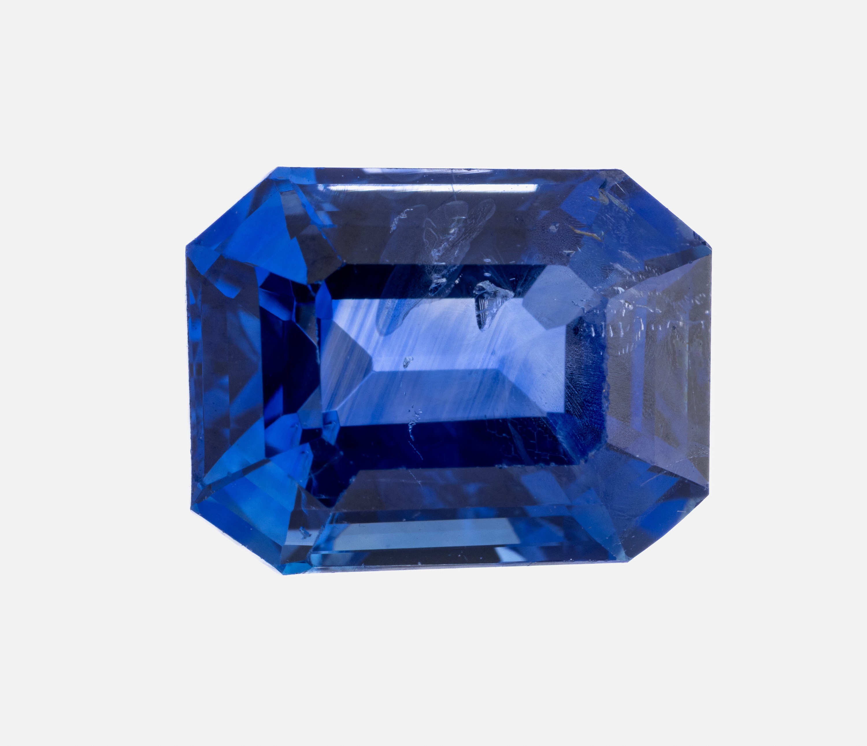 Detail a: Loser Saphir, 4.95 ct, Herkunft Ceylon/Sri Lanka, vivid Blue, 10.62 x 8.19 x 5.66 mm, keine Anzeichen für Erhitzung, ALGT-Expertise anbei