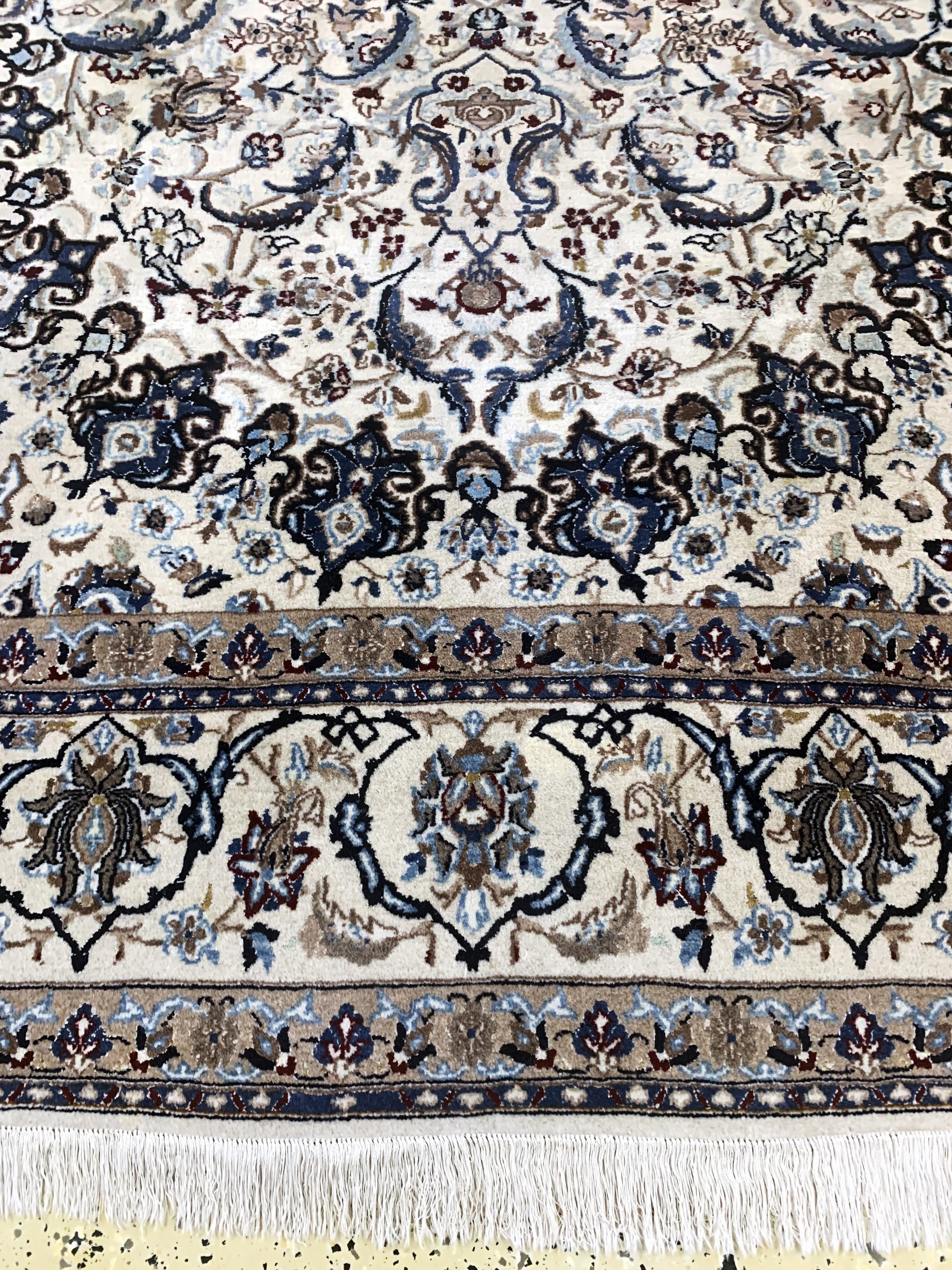 Detail b: Nain fein(9 La), Persien, Mitte 20.Jhd, Korkwolle mit Seide, ca. 327 x 223 cm, EHZ: 2