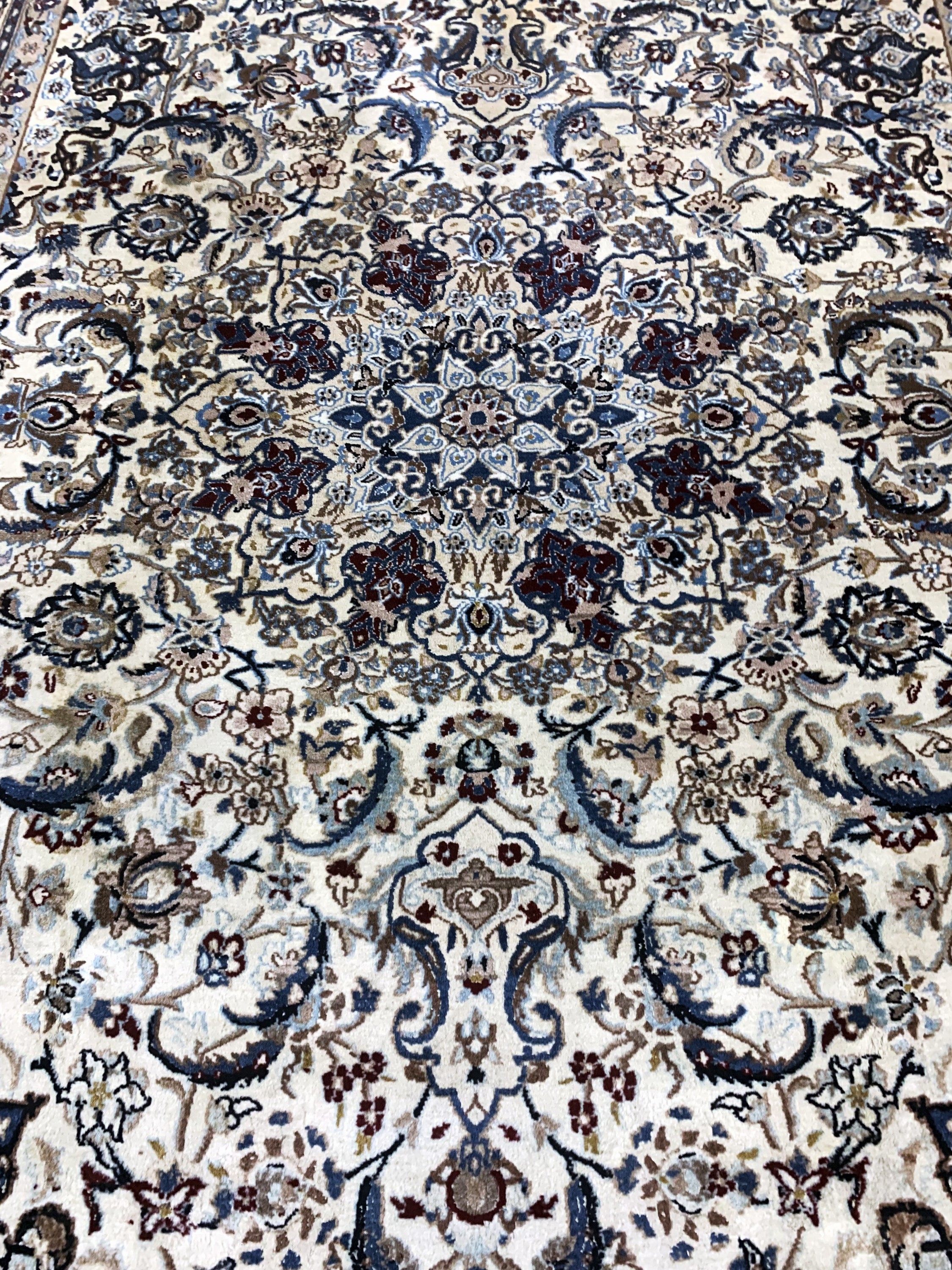 Detail d: Nain fein(9 La), Persien, Mitte 20.Jhd, Korkwolle mit Seide, ca. 327 x 223 cm, EHZ: 2