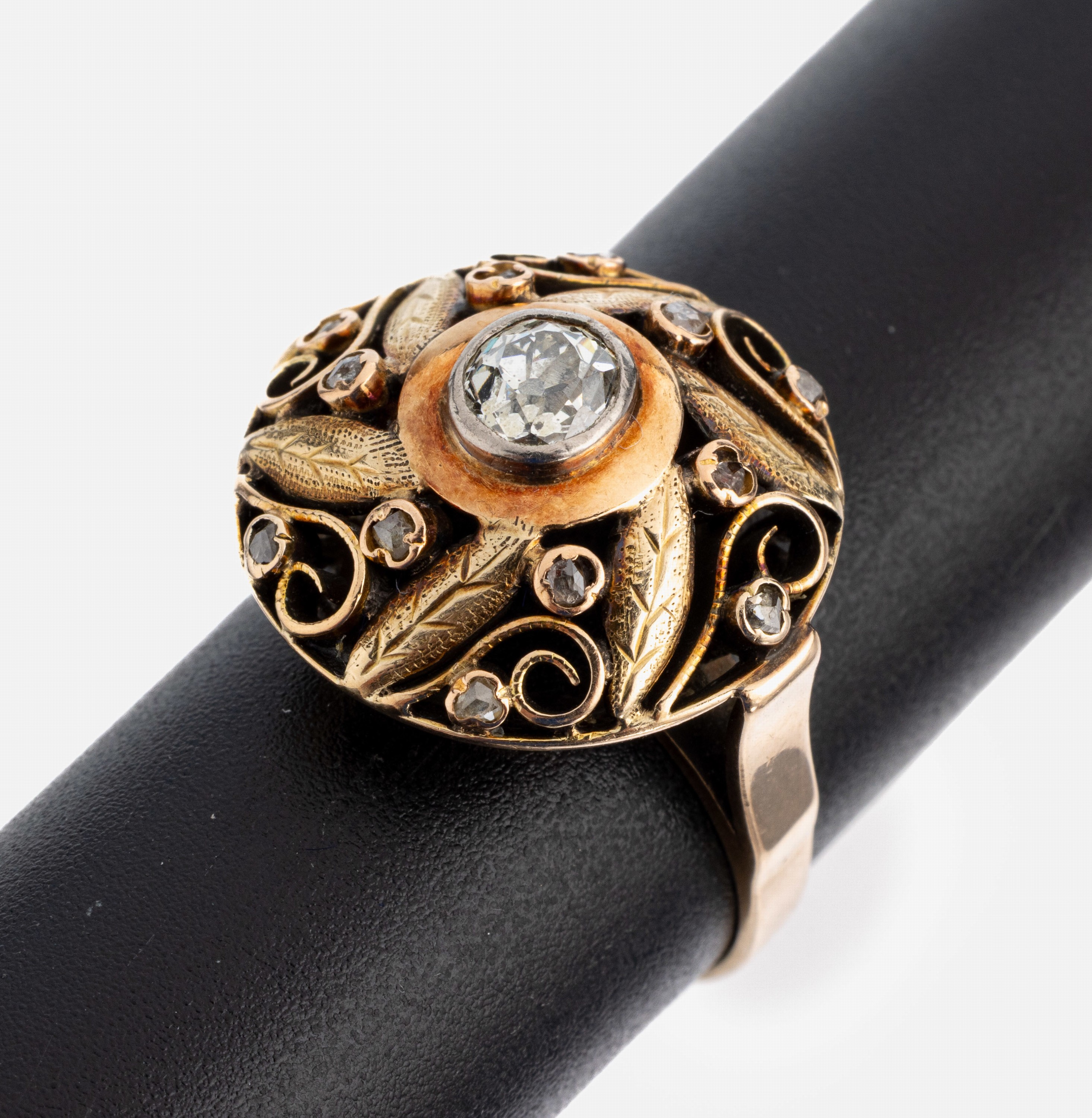 14 kt Gold Diamant-Ring, 1930er Jahre, GG 585/000, runder Ringkopf, gute Goldschmiedearbeit, durchbrochen mit Blättern und Voluten, mittig ...