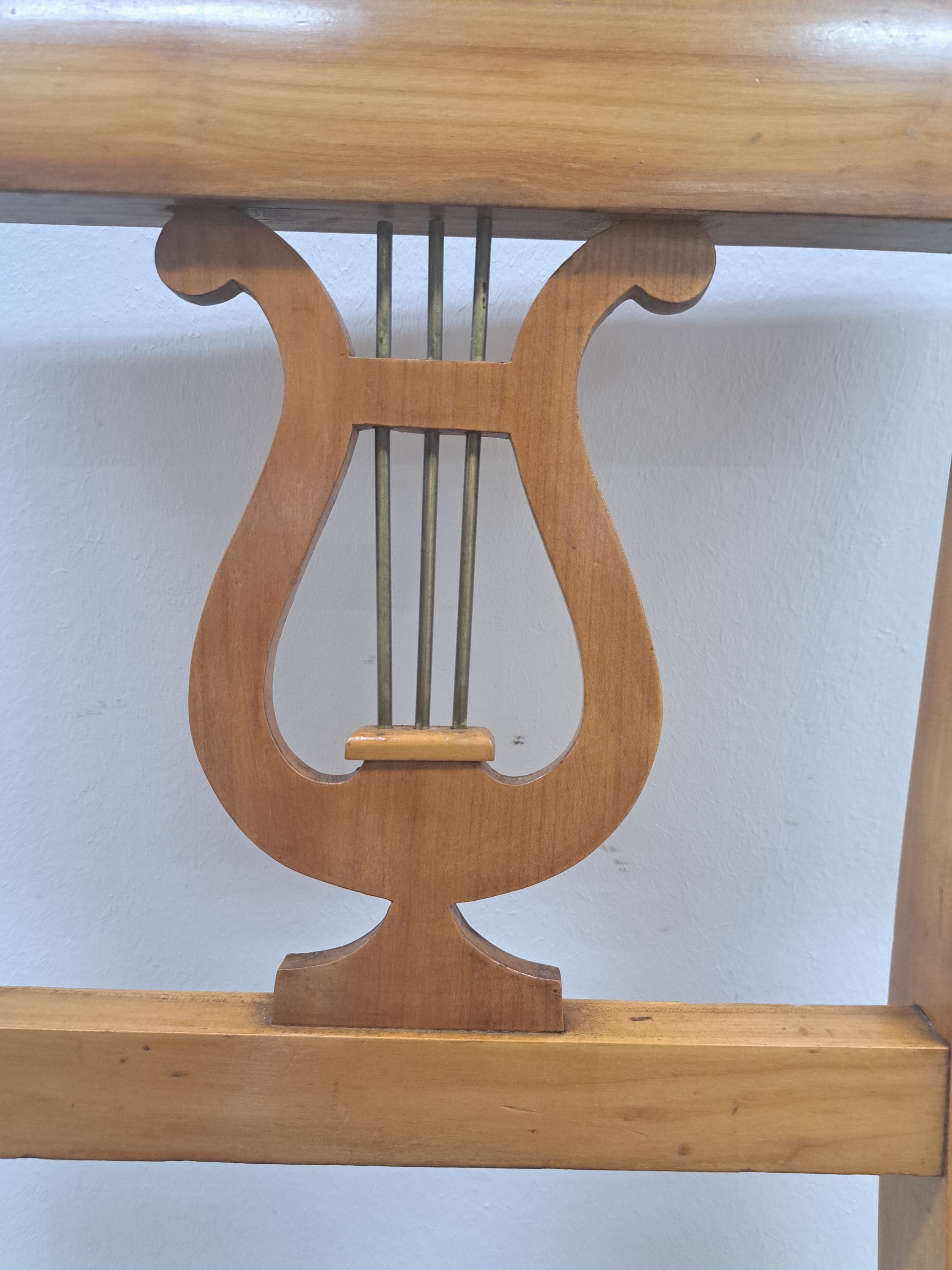Detail a: Sitzgruppe bestehend aus 5 eleganten Biedermeier Stühlen, um 1820, Kirschbaum massiv, Zarge furniert, Vorderbeine spitz zulaufend, Lederkorb ...