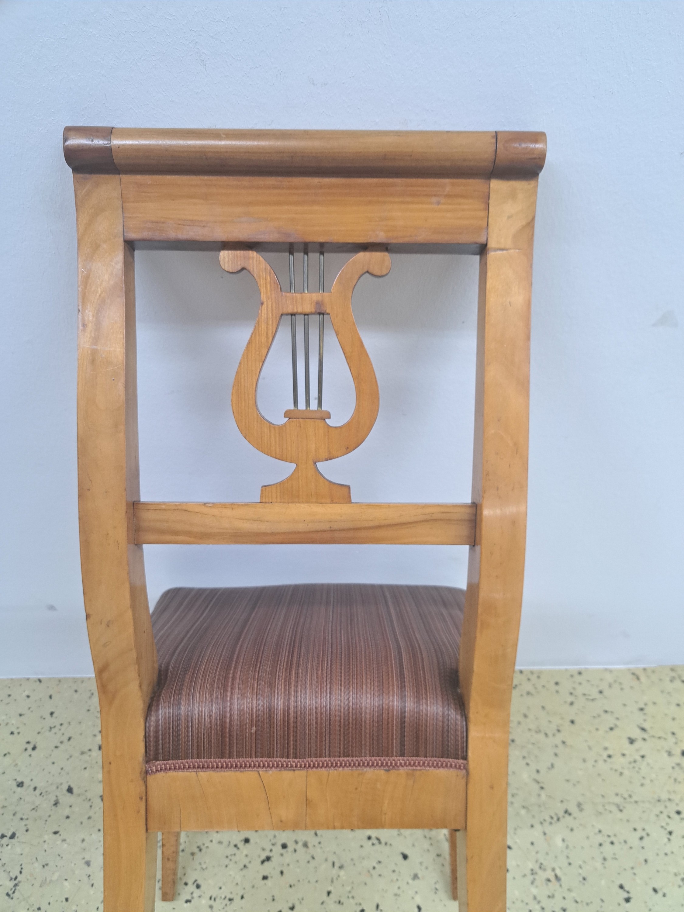 Detail b: Sitzgruppe bestehend aus 5 eleganten Biedermeier Stühlen, um 1820, Kirschbaum massiv, Zarge furniert, Vorderbeine spitz zulaufend, Lederkorb ...