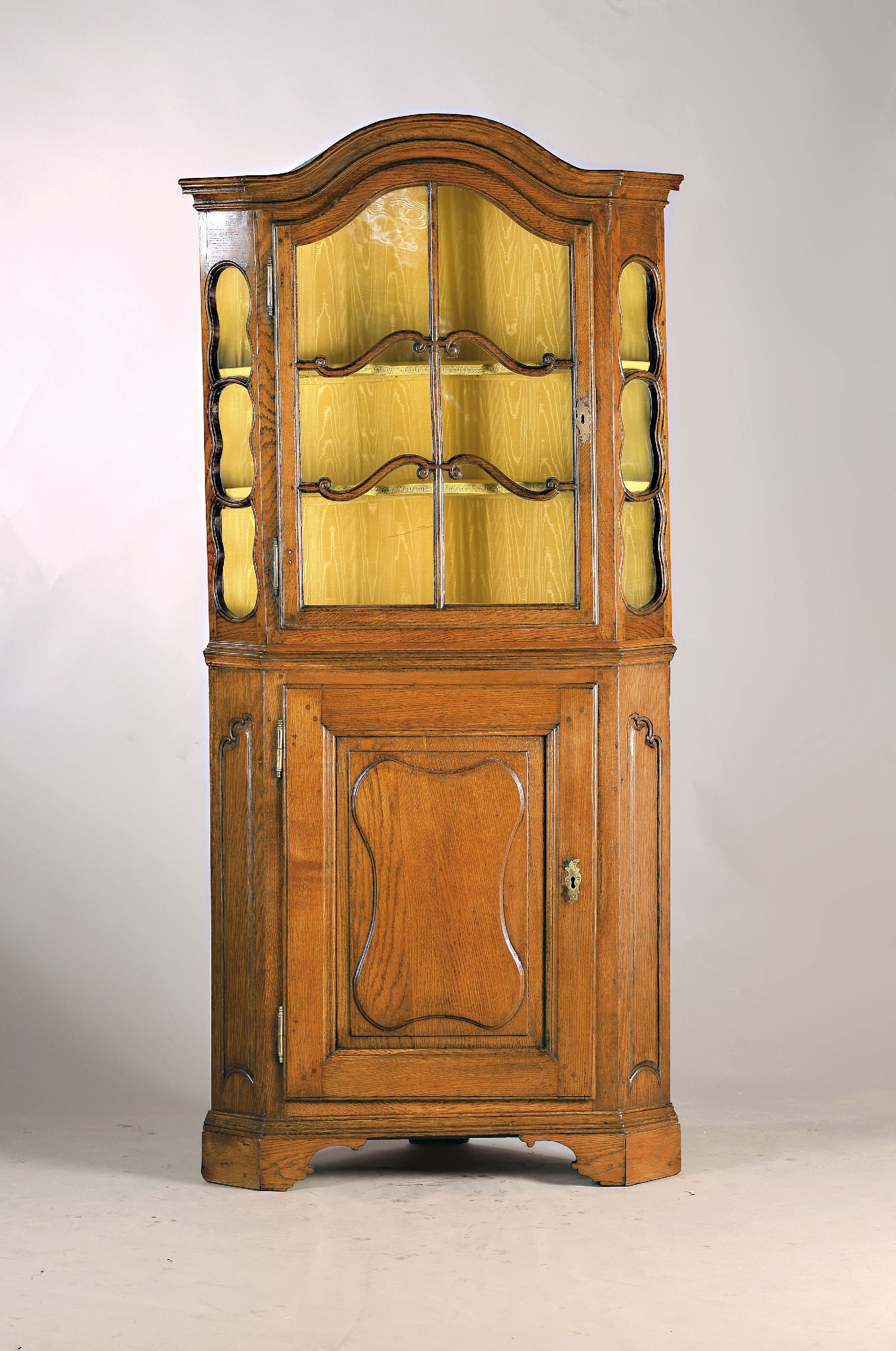 Eck-Aufsatzvitrine, wohl bergisches Land, um 1750, Eiche massiv, eintüriges Unterteil mit Kassette, eintüriger Aufsatz mit geschnitzter ...