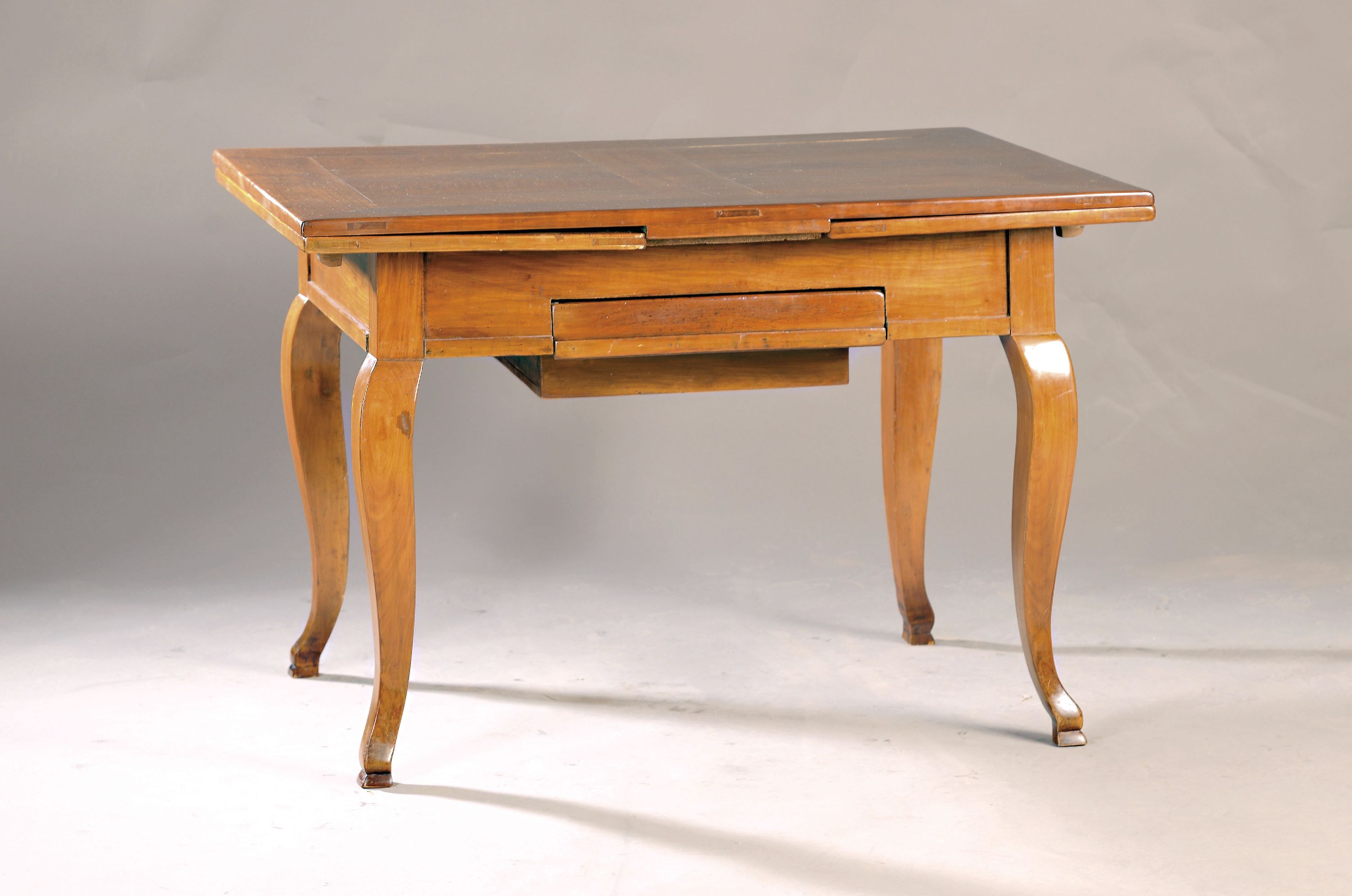 Ausziehtisch, um 1800, Kirschbaum massiv, Tischgestell mit geschwungenen Beinen und einer Schublade, Platte in Füllung und Rahmen gearbeitet, ca. 79 ...