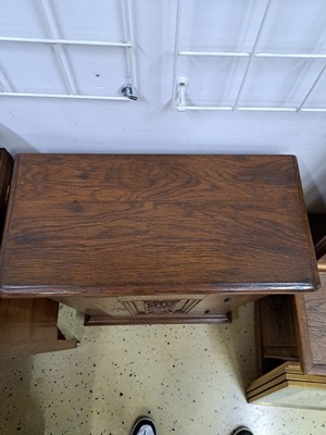 26980088b - Kleines Schränkchen, Barock, um 1760, Eiche massiv, eintürig, mit ...