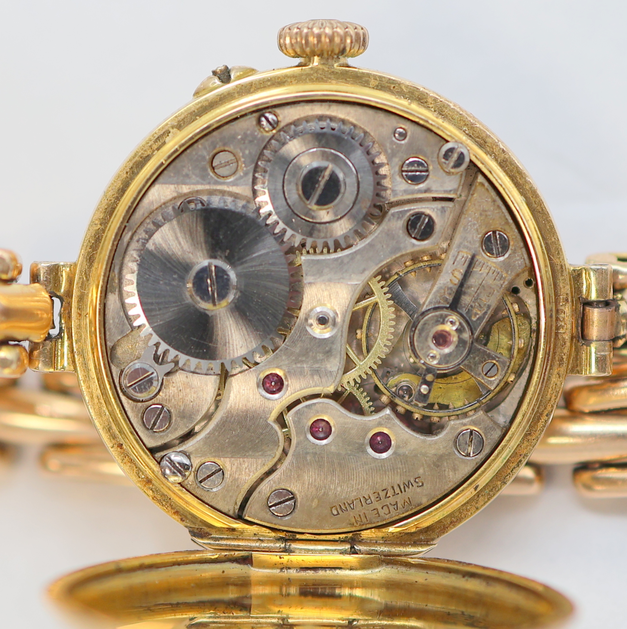Detail e: EDWARD Glasgow frühe Damenarmbanduhr in RoseG 625/000, Schweiz f. England um 1915, Handaufzug, Scharniergeh., Lünette m. schwarz emaill. röm. ...