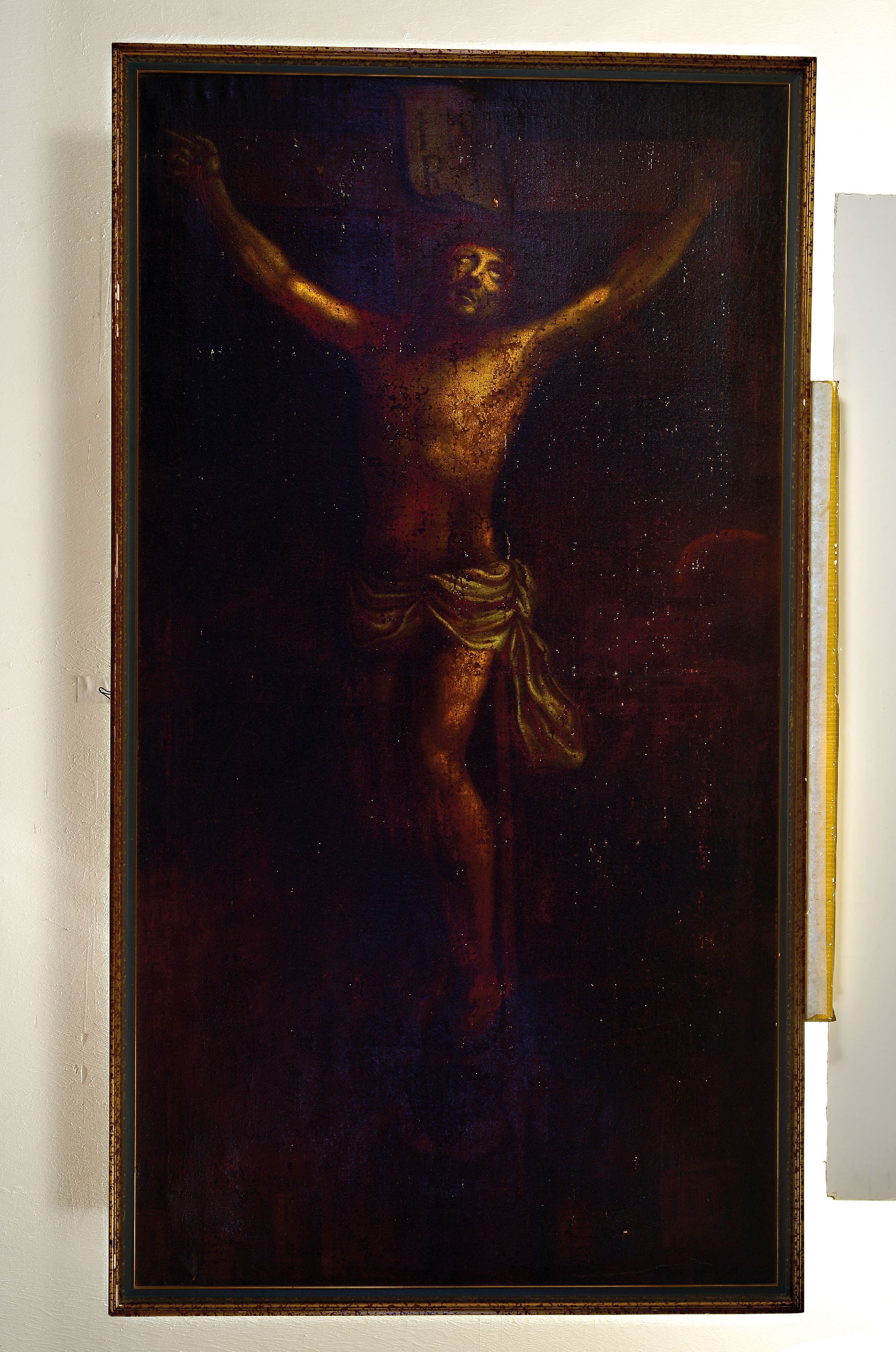 Detail k: Kreuzigung Christi, 17./18.Jh., ganzfigurige Darstellung des Corpus Christi, Votivbild, stark restauriert, stark beschädigt, Öl/Lwd, Rahmen 153x84 ...