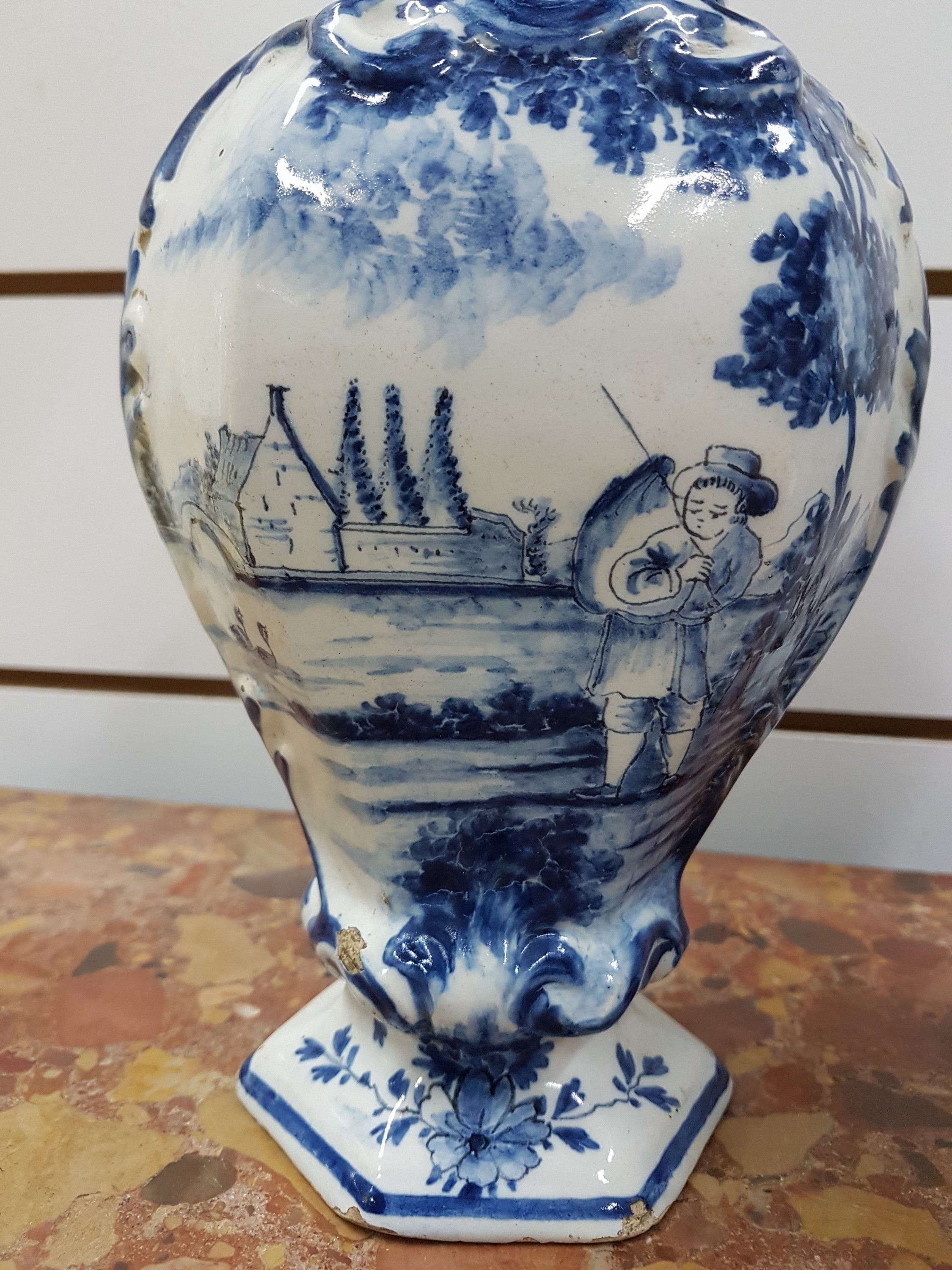 Detail e: Paar Deckelvasen, Delft, Marke Pumy, 18. Jh., Fayence, reliefiert, Blaumalerei, Wandersmann in Landschaft, brandrißig, mehrfach best., ein Deckel ...