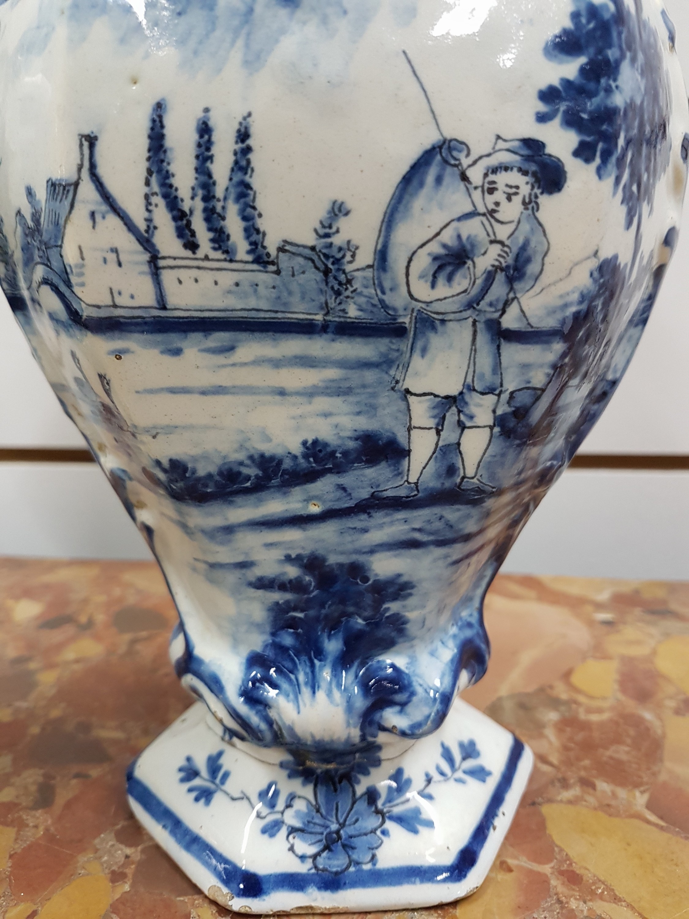Detail f: Paar Deckelvasen, Delft, Marke Pumy, 18. Jh., Fayence, reliefiert, Blaumalerei, Wandersmann in Landschaft, brandrißig, mehrfach best., ein Deckel ...