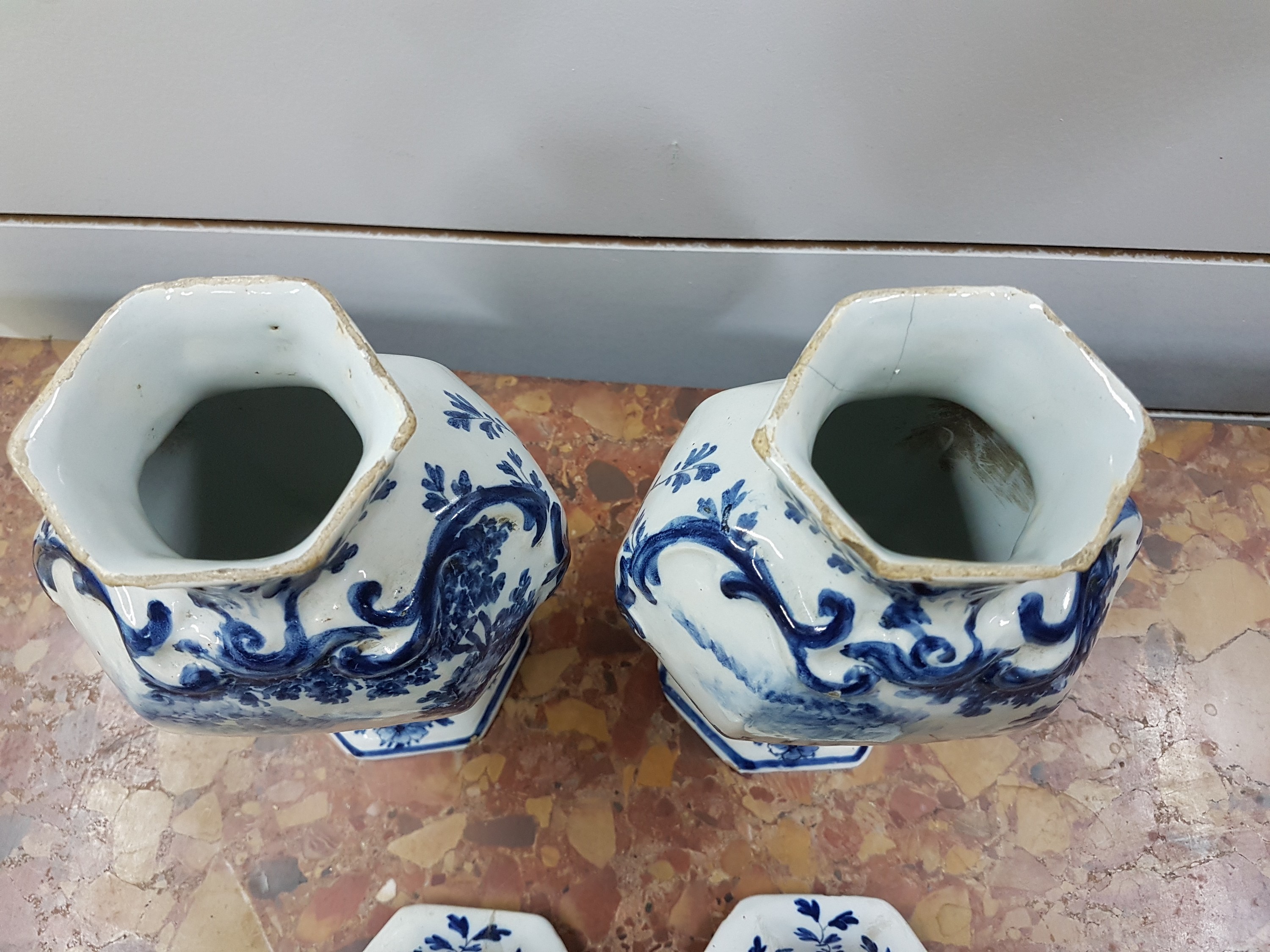 Detail g: Paar Deckelvasen, Delft, Marke Pumy, 18. Jh., Fayence, reliefiert, Blaumalerei, Wandersmann in Landschaft, brandrißig, mehrfach best., ein Deckel ...