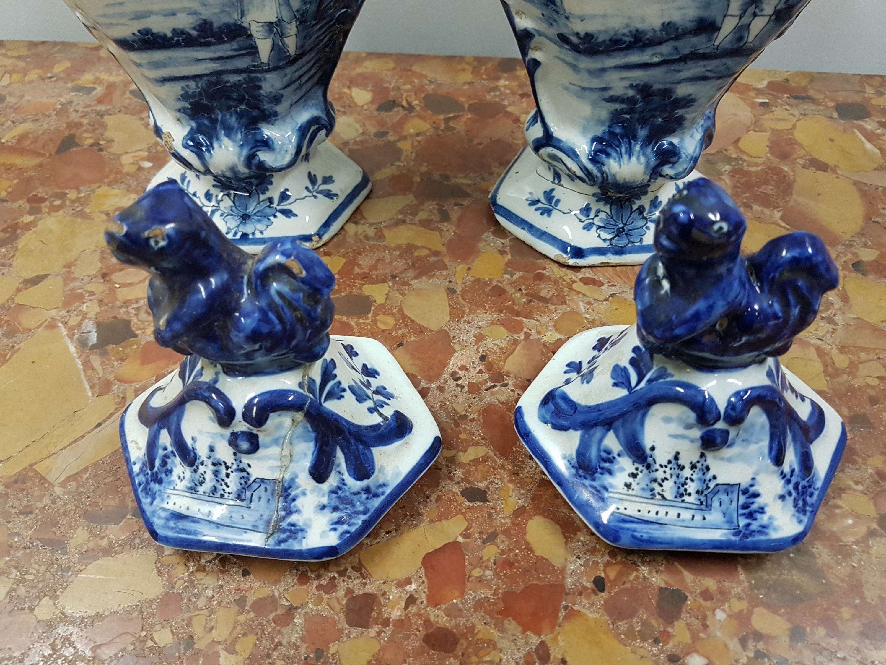 Detail h: Paar Deckelvasen, Delft, Marke Pumy, 18. Jh., Fayence, reliefiert, Blaumalerei, Wandersmann in Landschaft, brandrißig, mehrfach best., ein Deckel ...