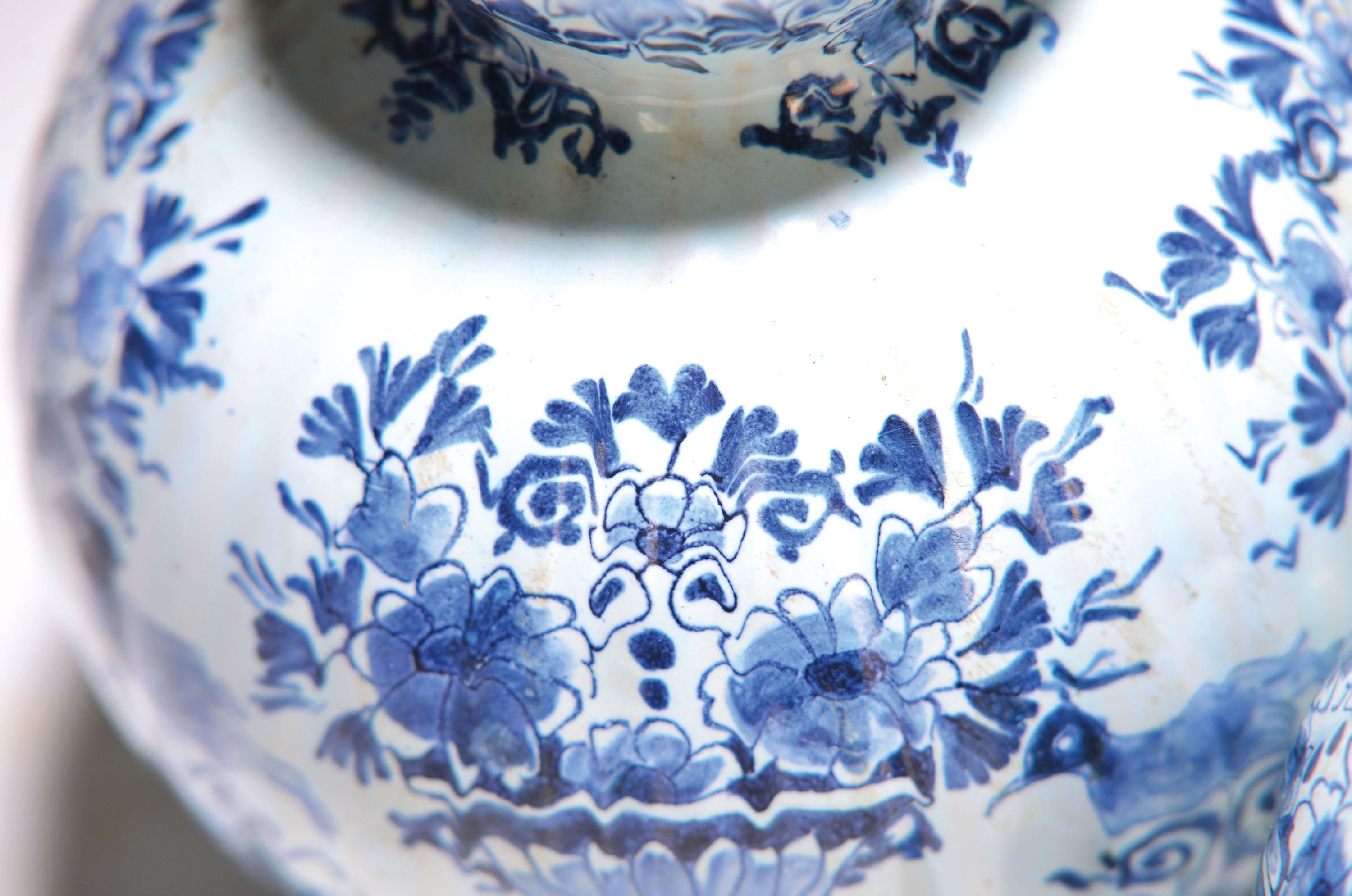 Detail a: Paar Balustervasen, Delft, Marke LC ligiert, 18. Jh., Fayence, gerippte Wandung, reiche Blaumalerei von Blumengestecken und Vögeln, mehrfach best. ...