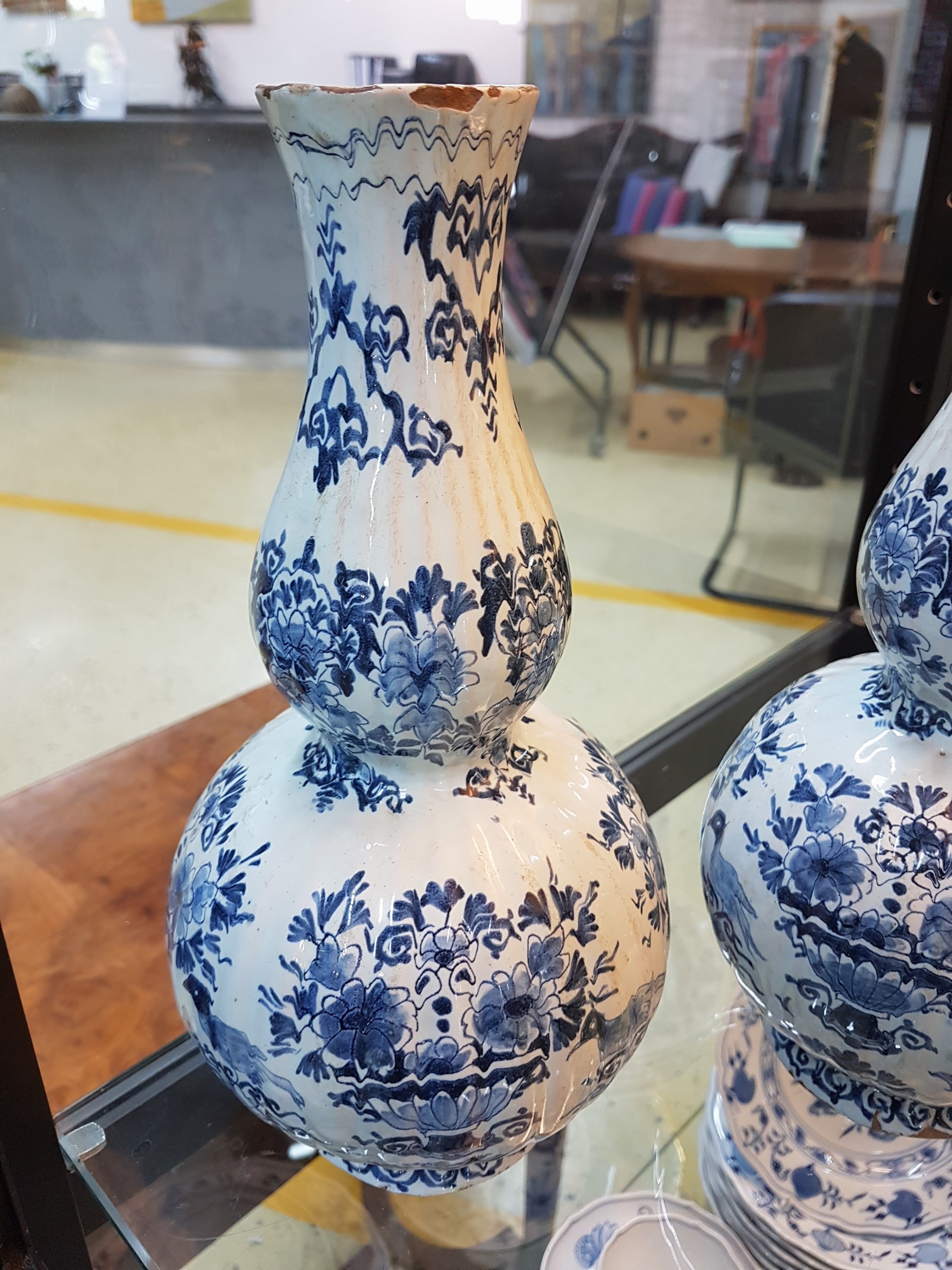 Detail b: Paar Balustervasen, Delft, Marke LC ligiert, 18. Jh., Fayence, gerippte Wandung, reiche Blaumalerei von Blumengestecken und Vögeln, mehrfach best. ...