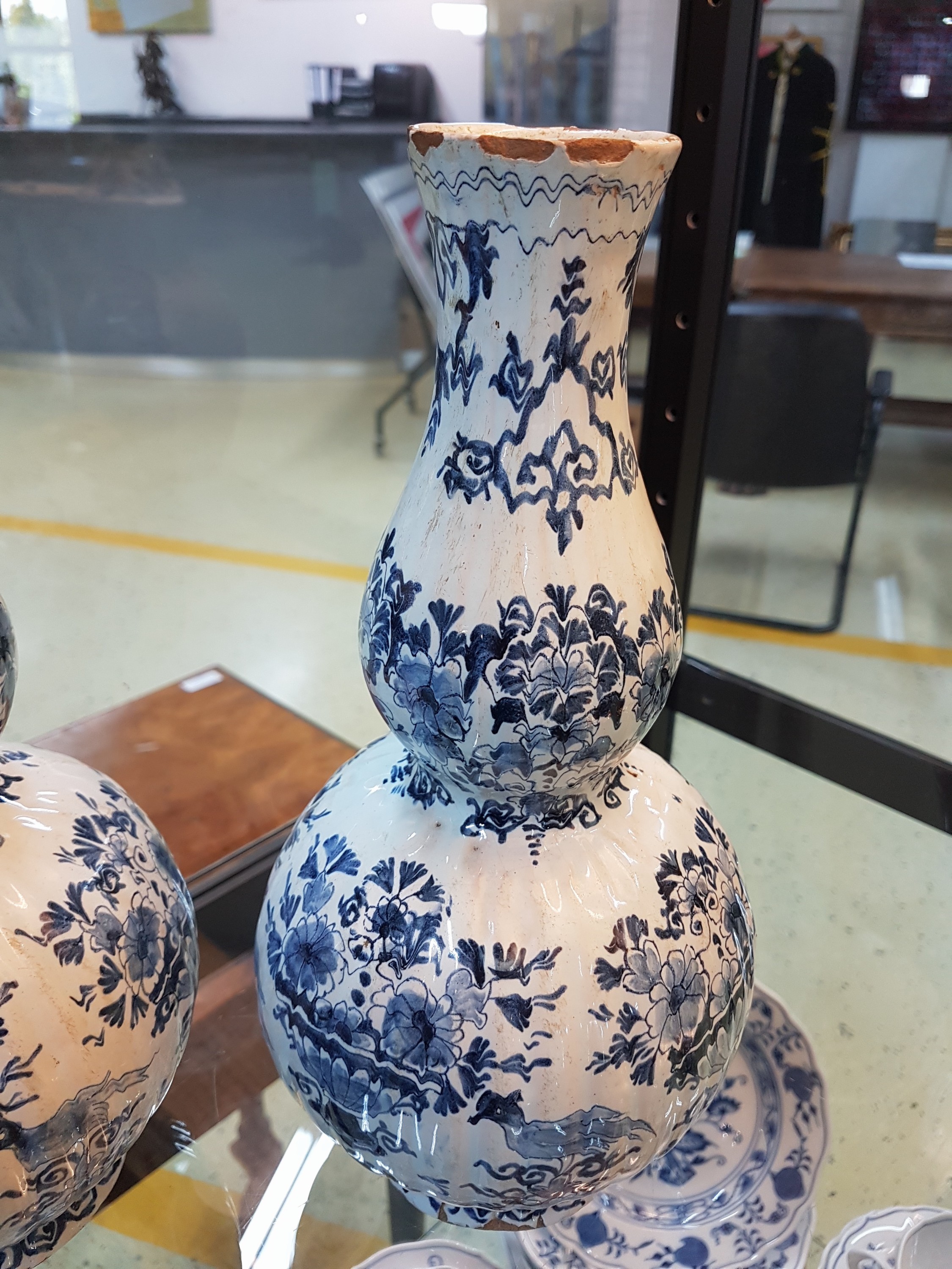 Detail c: Paar Balustervasen, Delft, Marke LC ligiert, 18. Jh., Fayence, gerippte Wandung, reiche Blaumalerei von Blumengestecken und Vögeln, mehrfach best. ...